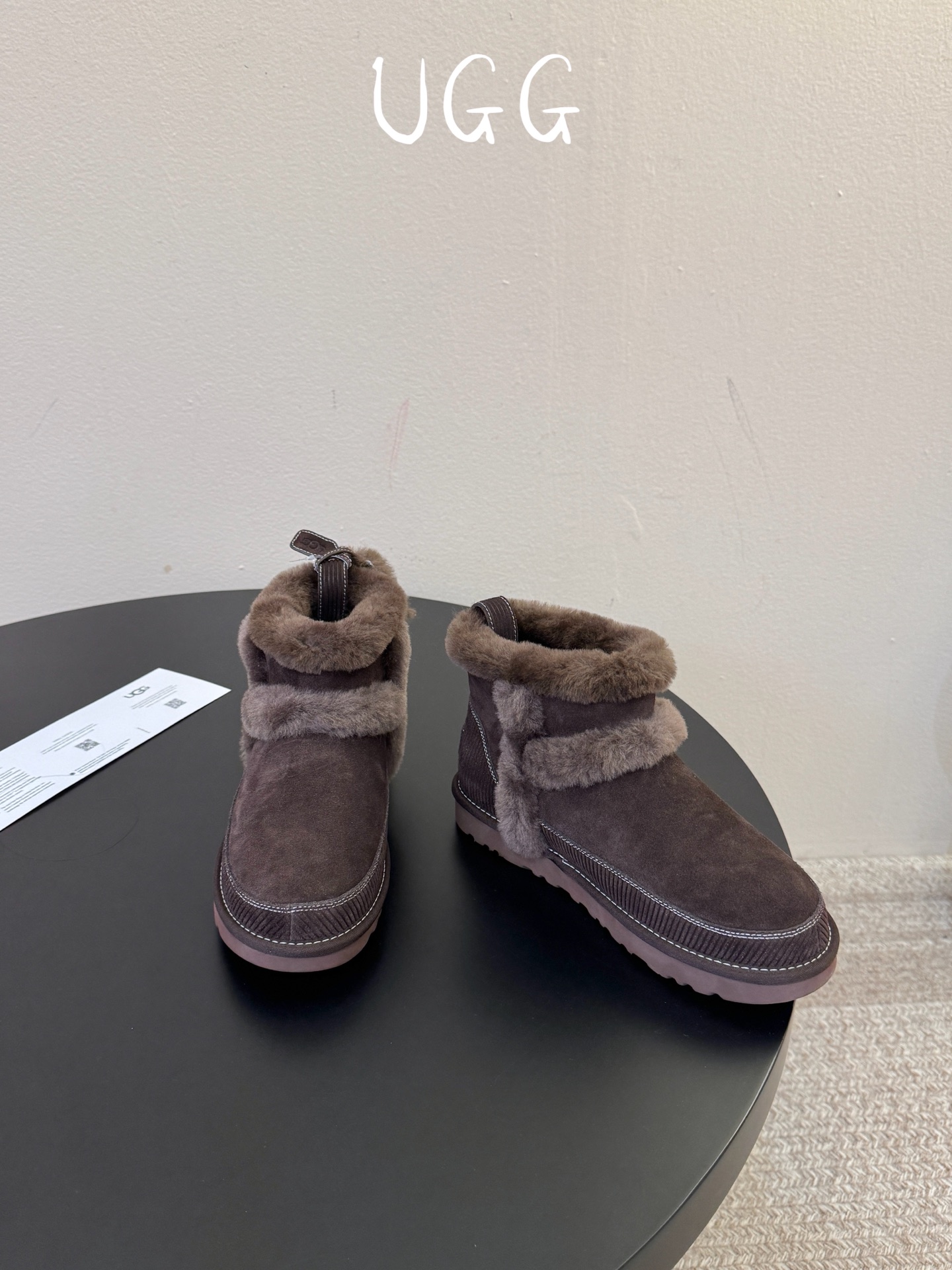 UGG 挂饰款雪地靴曲奇饼干鞋系列 今年ugg的秋冬新款好可爱耶！后面居然还挂了一只小鞋子，太奶萌太可爱了 size 3