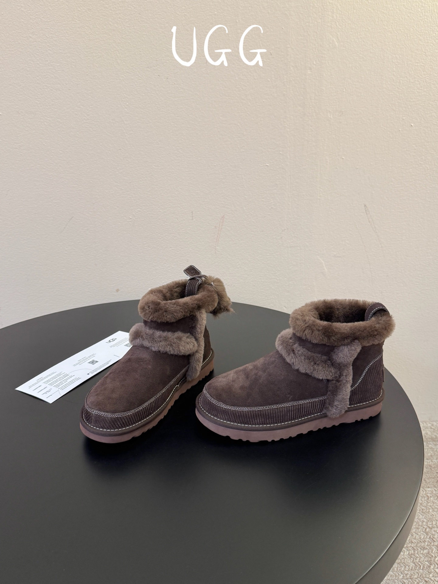 UGG 挂饰款雪地靴曲奇饼干鞋系列 今年ugg的秋冬新款好可爱耶！后面居然还挂了一只小鞋子，太奶萌太可爱了 size 3