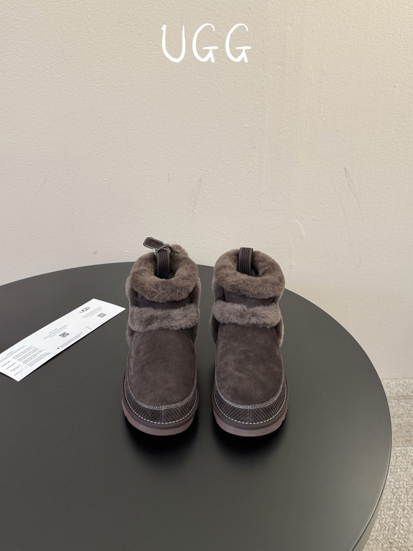 UGG 挂饰款雪地靴曲奇饼干鞋系列 今年ugg的秋冬新款好可爱耶!后面居然还挂了一只小鞋子,太奶萌太可爱了 size 3 UGG 挂饰款雪地靴曲奇饼干鞋系列 今年ugg的秋冬新款好可爱耶!后面居然还挂了一只小鞋子,太奶萌太可爱了 size 3