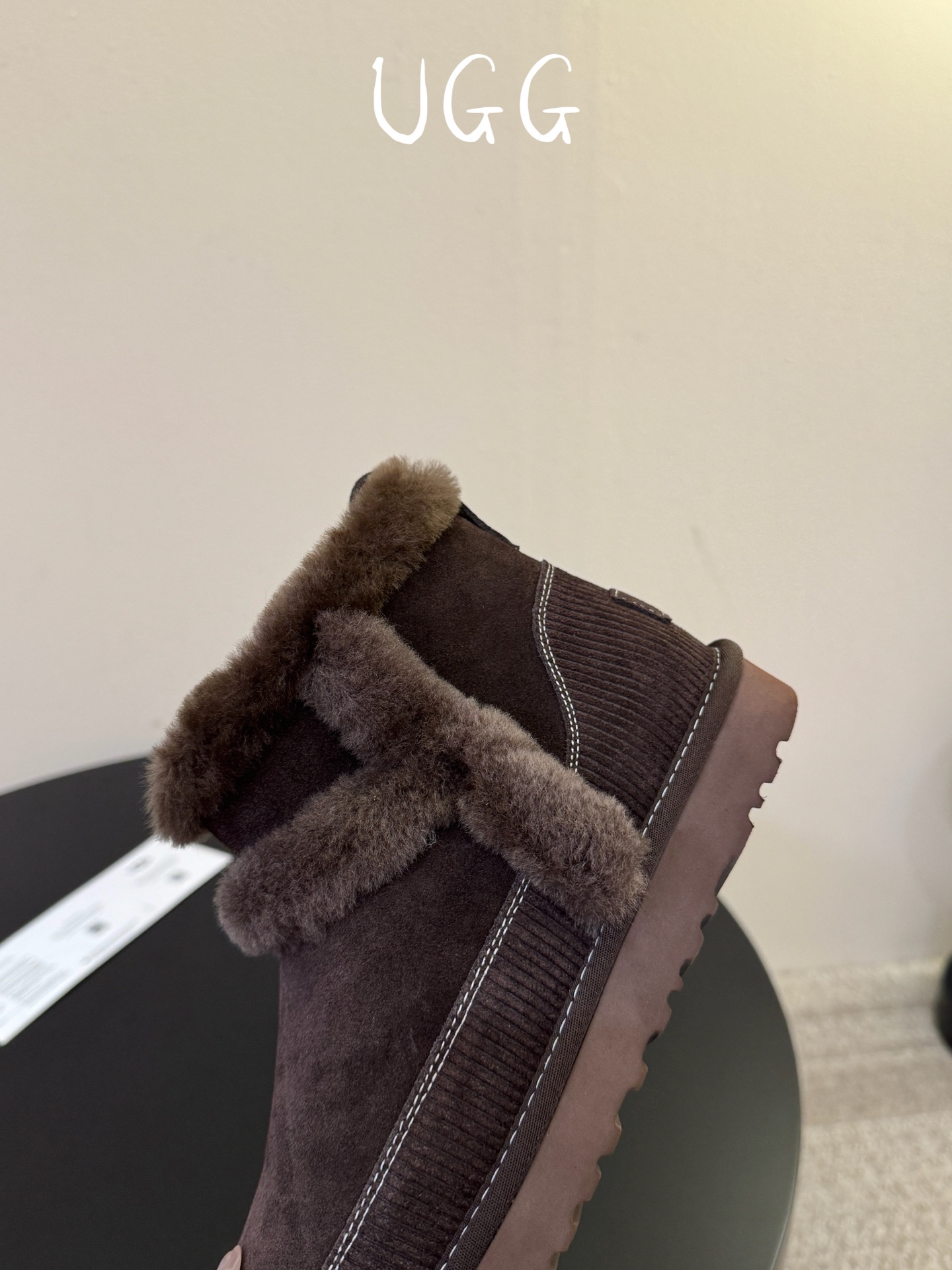UGG 挂饰款雪地靴曲奇饼干鞋系列 今年ugg的秋冬新款好可爱耶！后面居然还挂了一只小鞋子，太奶萌太可爱了 size 3