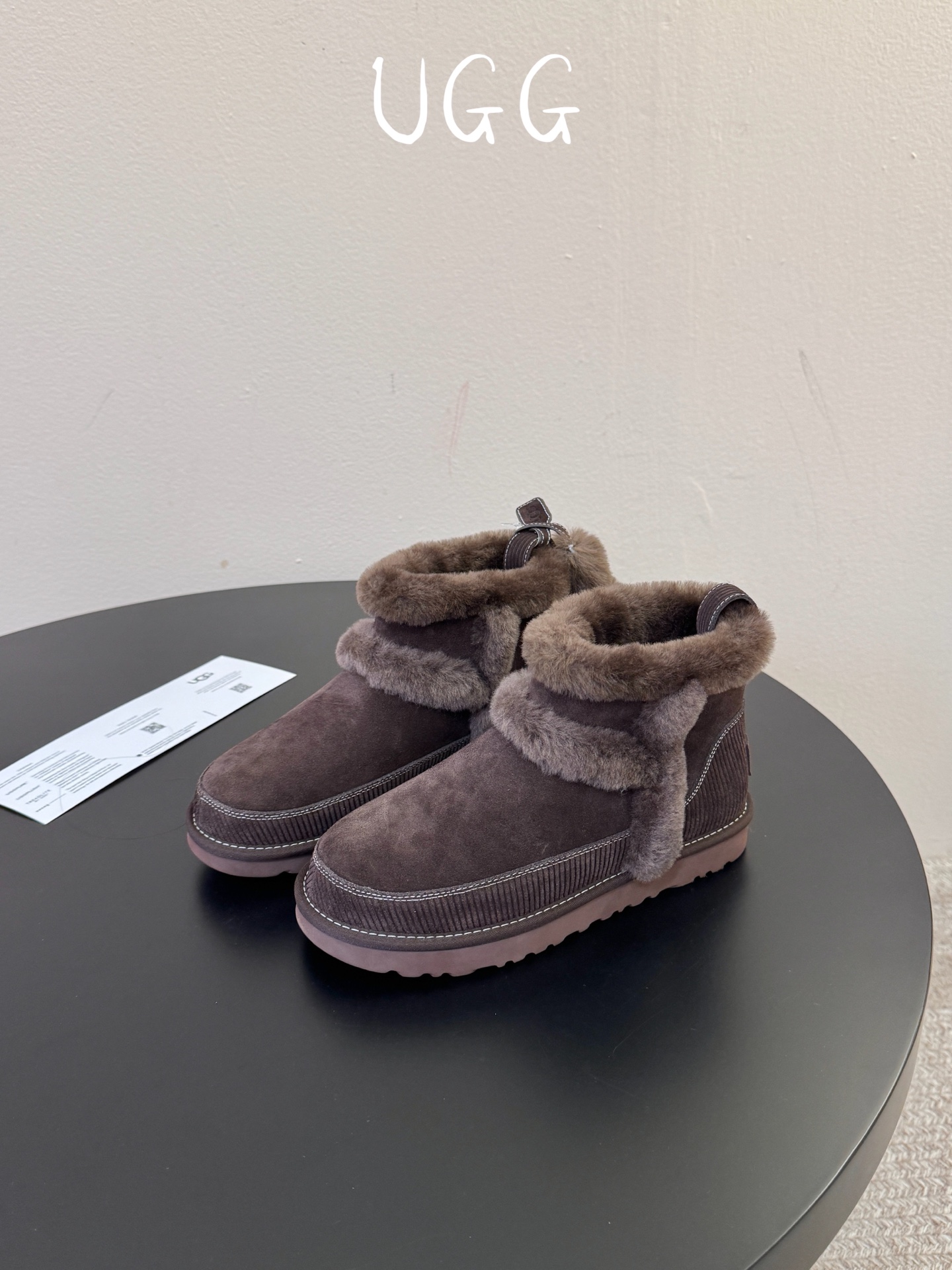 UGG 挂饰款雪地靴曲奇饼干鞋系列 今年ugg的秋冬新款好可爱耶！后面居然还挂了一只小鞋子，太奶萌太可爱了 size 3