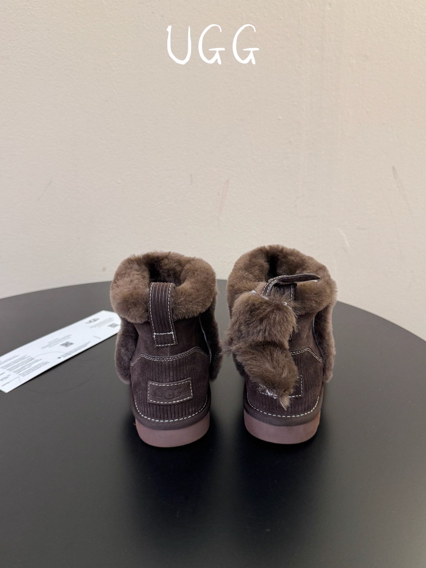 UGG 挂饰款雪地靴曲奇饼干鞋系列 今年ugg的秋冬新款好可爱耶！后面居然还挂了一只小鞋子，太奶萌太可爱了 size 3