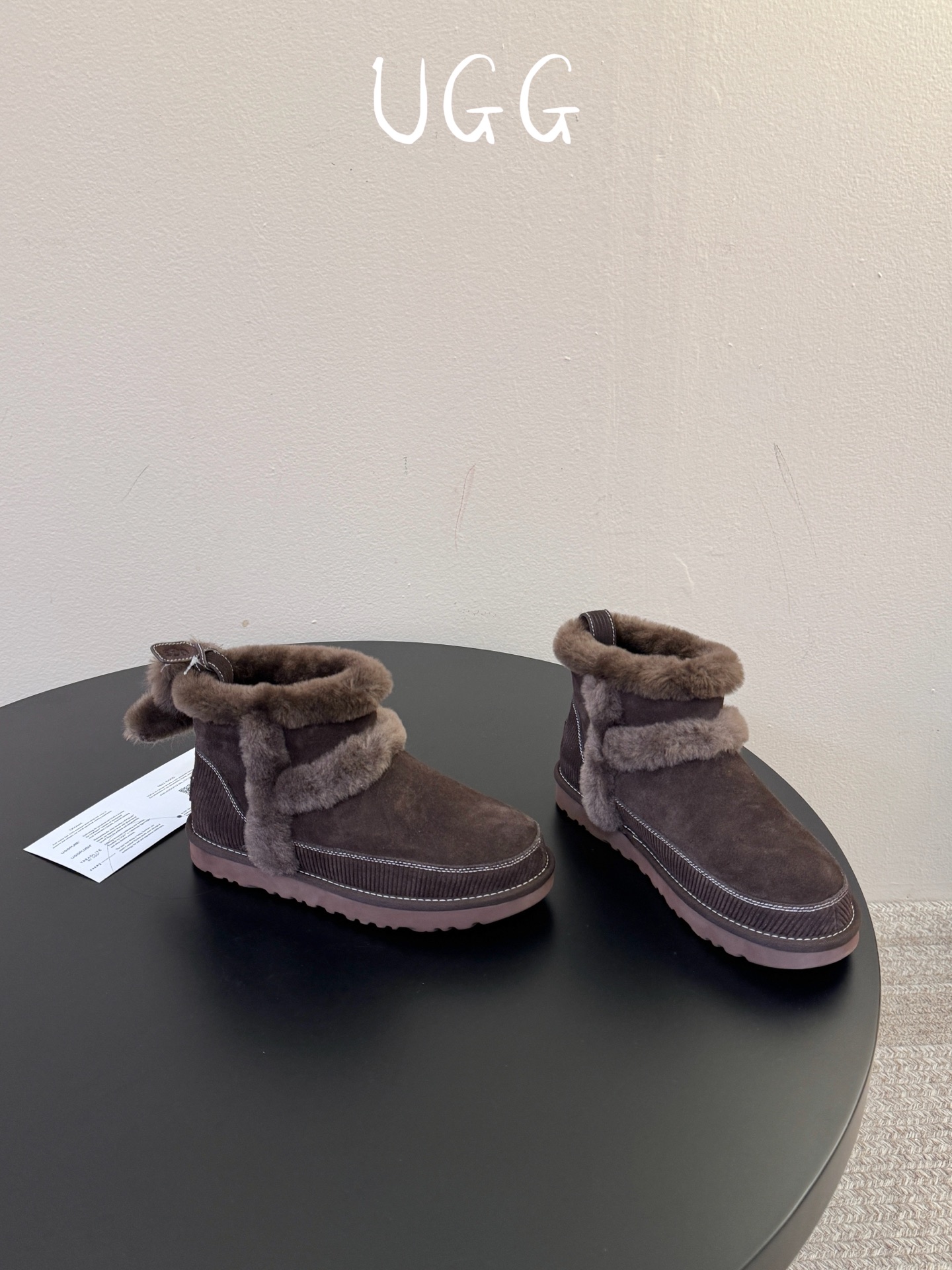 UGG 挂饰款雪地靴曲奇饼干鞋系列 今年ugg的秋冬新款好可爱耶！后面居然还挂了一只小鞋子，太奶萌太可爱了 size 3