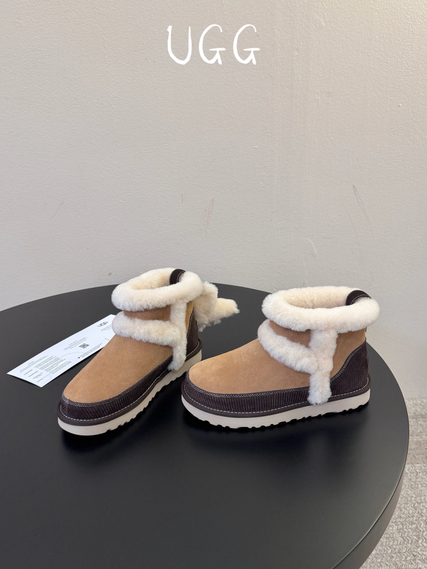 UGG 挂饰款雪地靴曲奇饼干鞋系列 今年ugg的秋冬新款好可爱耶！后面居然还挂了一只小鞋子，太奶萌太可爱了 size 3