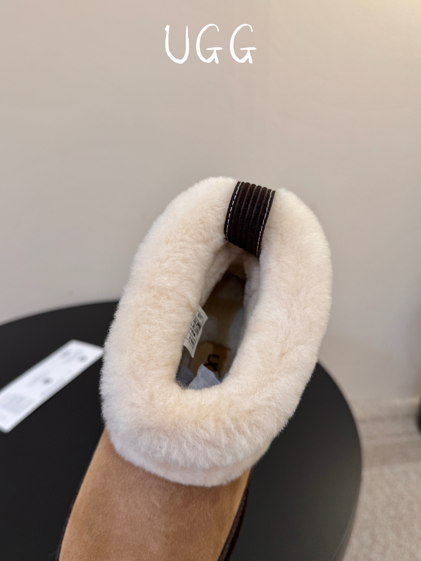 UGG 挂饰款雪地靴曲奇饼干鞋系列 今年ugg的秋冬新款好可爱耶！后面居然还挂了一只小鞋子，太奶萌太可爱了 size 3