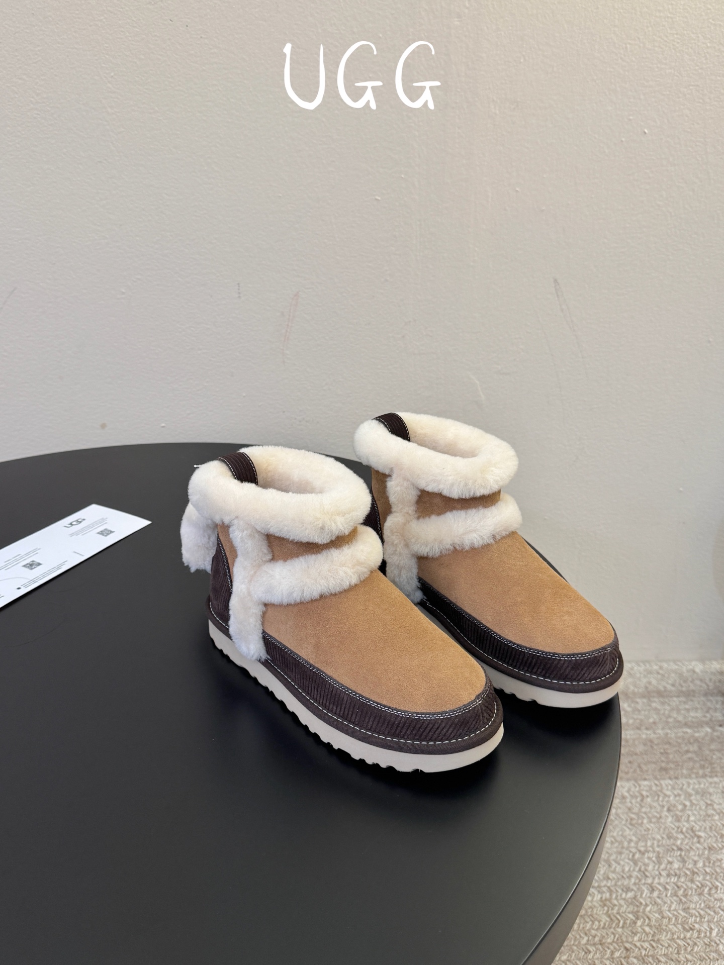 UGG 挂饰款雪地靴曲奇饼干鞋系列 今年ugg的秋冬新款好可爱耶！后面居然还挂了一只小鞋子，太奶萌太可爱了 size 3