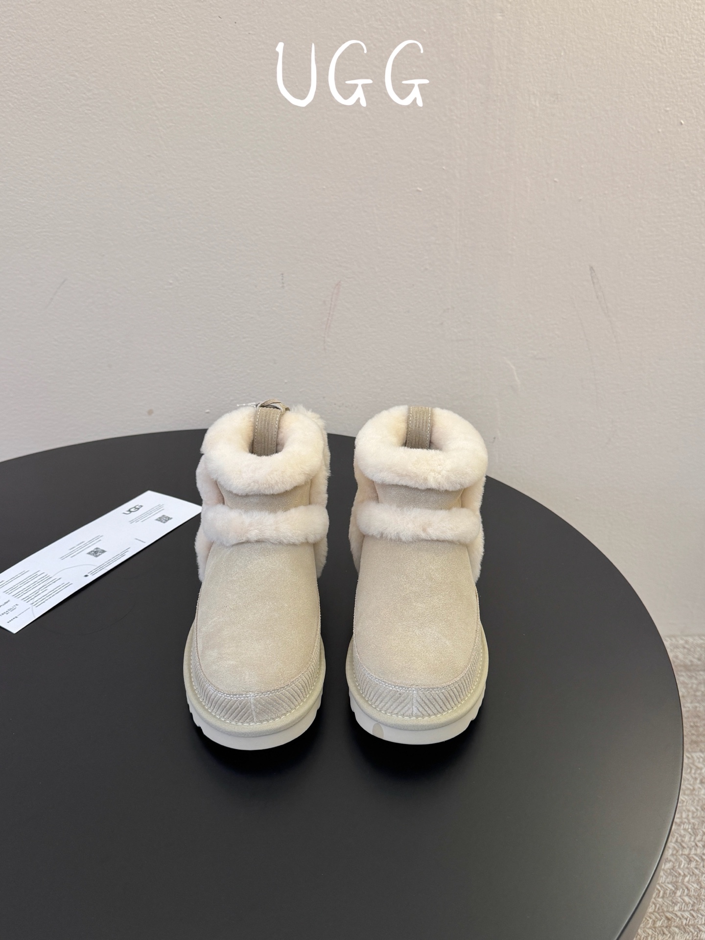 UGG 挂饰款雪地靴曲奇饼干鞋系列 今年ugg的秋冬新款好可爱耶!后面居然还挂了一只小鞋子,太奶萌太可爱了 size 3 UGG 挂饰款雪地靴曲奇饼干鞋系列 今年ugg的秋冬新款好可爱耶!后面居然还挂了一只小鞋子,太奶萌太可爱了 size 3