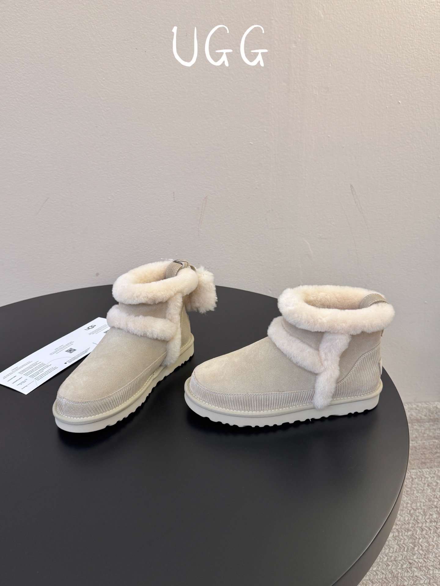 UGG 挂饰款雪地靴曲奇饼干鞋系列 今年ugg的秋冬新款好可爱耶！后面居然还挂了一只小鞋子，太奶萌太可爱了 size 3