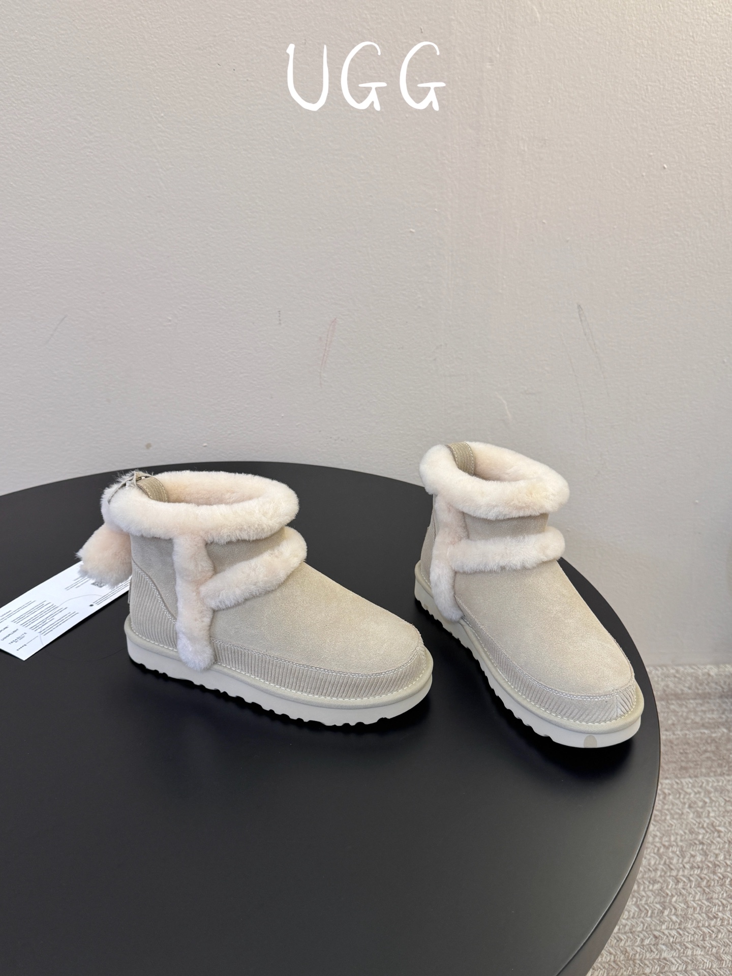 UGG 挂饰款雪地靴曲奇饼干鞋系列 今年ugg的秋冬新款好可爱耶！后面居然还挂了一只小鞋子，太奶萌太可爱了 size 3