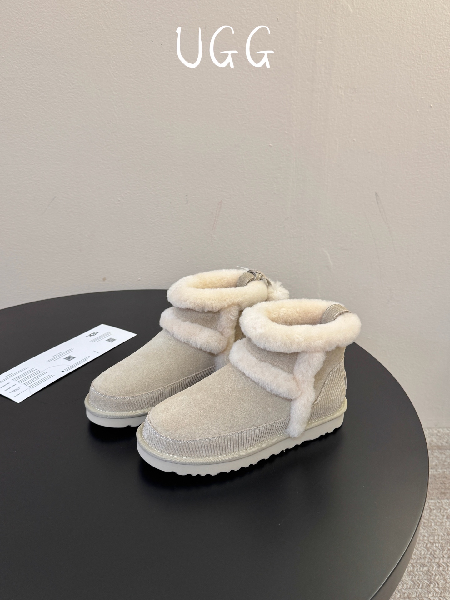 UGG 挂饰款雪地靴曲奇饼干鞋系列 今年ugg的秋冬新款好可爱耶！后面居然还挂了一只小鞋子，太奶萌太可爱了 size 3