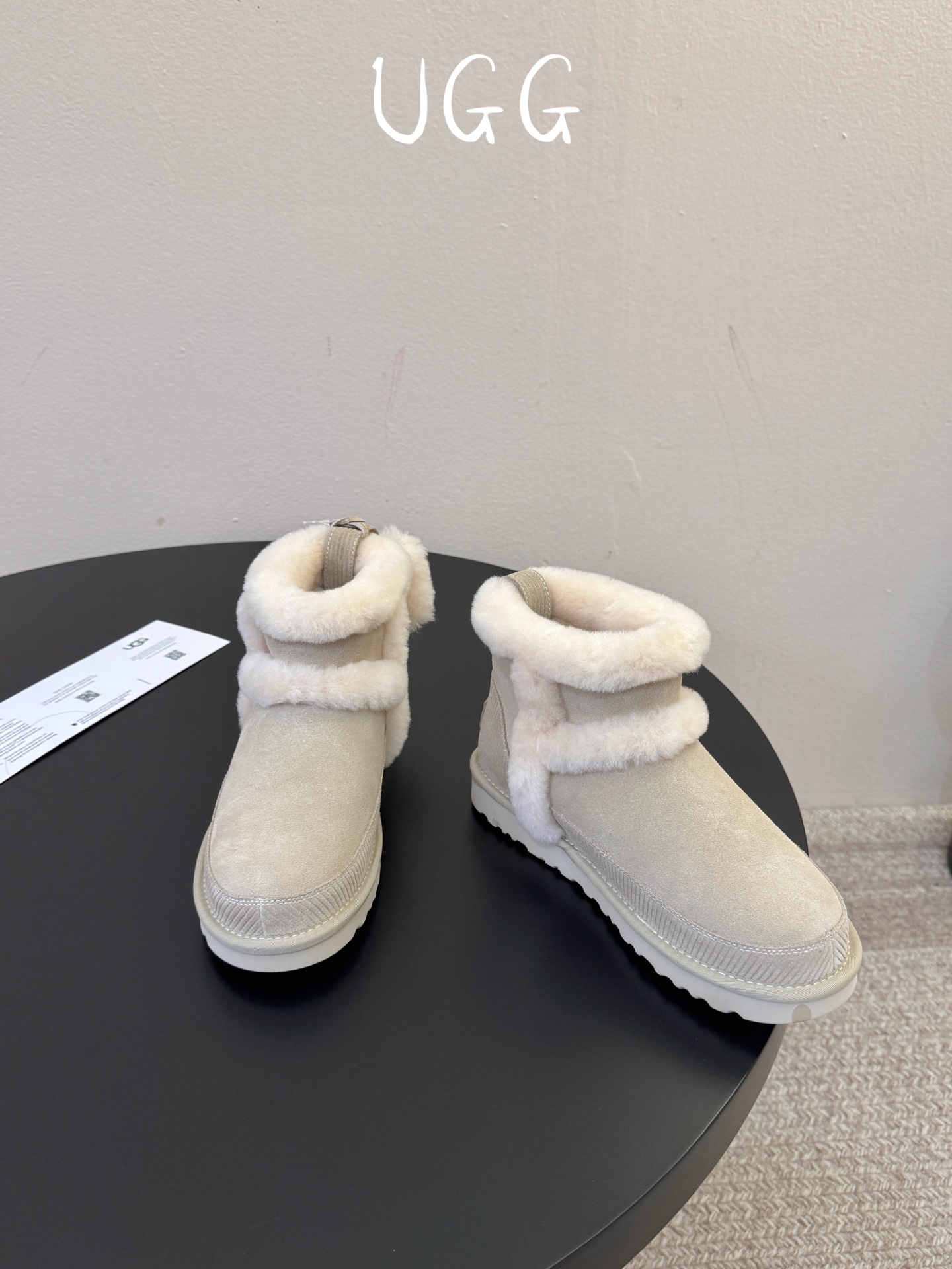 UGG 挂饰款雪地靴曲奇饼干鞋系列 今年ugg的秋冬新款好可爱耶！后面居然还挂了一只小鞋子，太奶萌太可爱了 size 3
