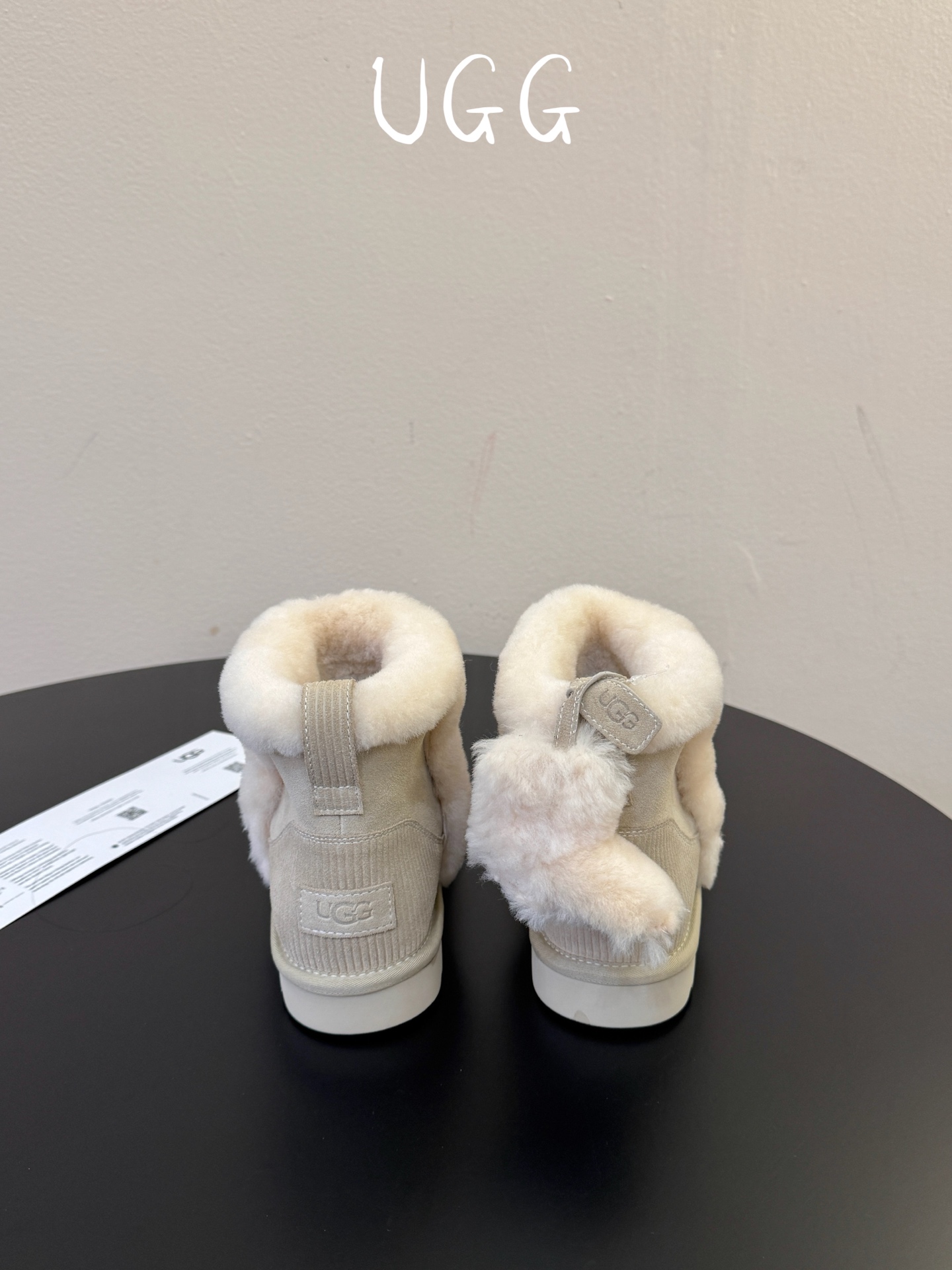 UGG 挂饰款雪地靴曲奇饼干鞋系列 今年ugg的秋冬新款好可爱耶！后面居然还挂了一只小鞋子，太奶萌太可爱了 size 3