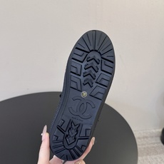 Chane新款小香风马丁靴女系带短靴真皮骑士靴百搭厚底机车靴 皮质真的敲柔软,光泽感不错看起来hin高级的感觉,而且也不 Chane新款小香风马丁靴女系带短靴真皮骑士靴百搭厚底机车靴 皮质真的敲柔软,光泽感不错看起来hin高级的感觉,而且也不