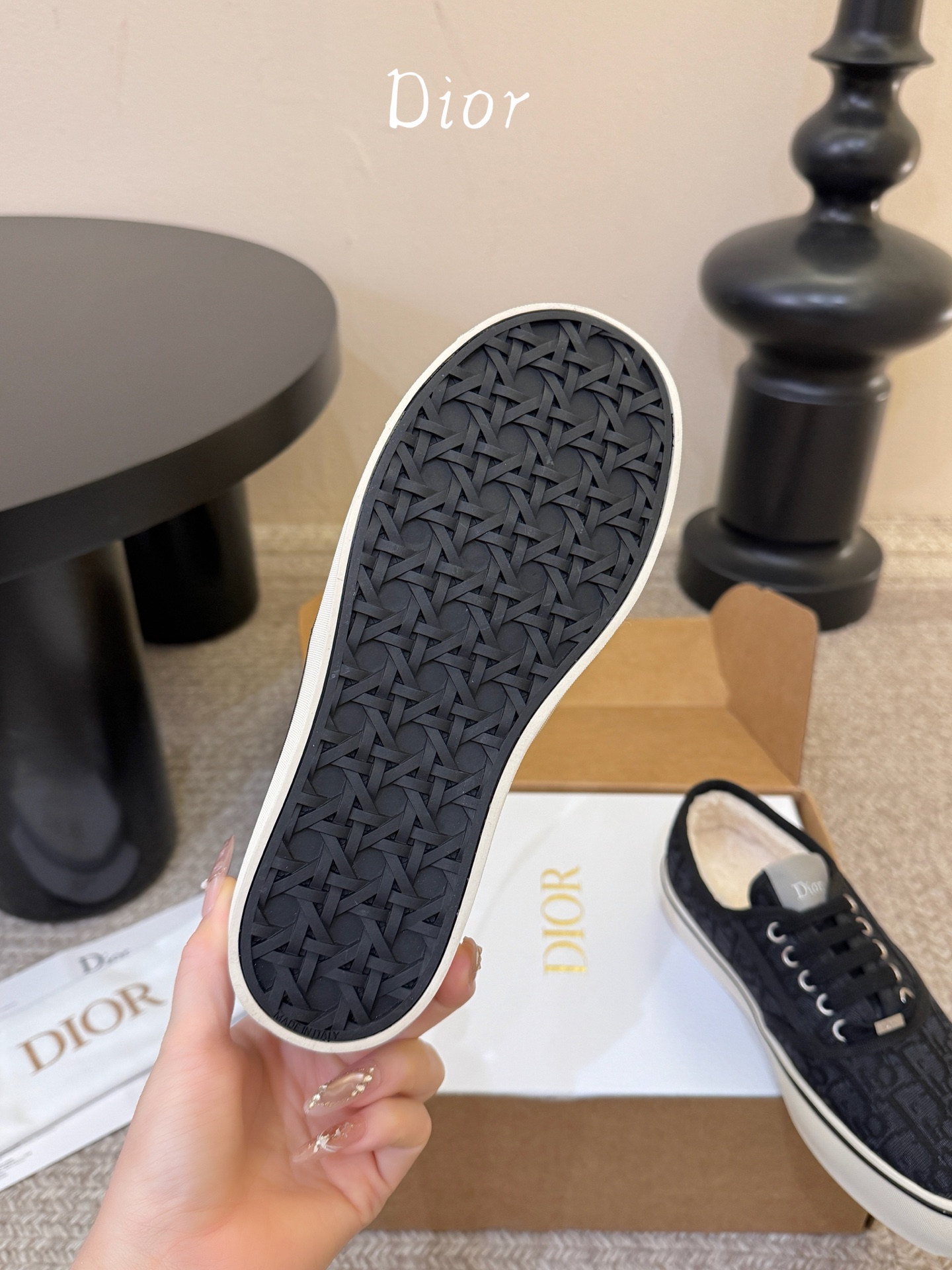 毛里 Dio*26SS春夏新款老花一脚蹬乐福鞋 它的设计自带辨识度，标志性的老花图案低调又有质感，不用多余装饰就能彰显格