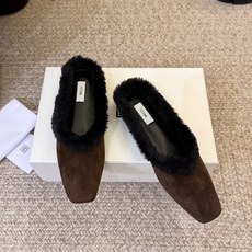 TOTEM*秋冬复古毛绒穆勒鞋 标志性的方头穆勒鞋型,搭配“麂皮+黑色毛绒鞋口”拼接,极简线条里藏着冬日温暖细节,是品牌 TOTEM*秋冬复古毛绒穆勒鞋 标志性的方头穆勒鞋型,搭配“麂皮+黑色毛绒鞋口”拼接,极简线条里藏着冬日温暖细节,是品牌