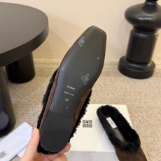 TOTEM*秋冬复古毛绒穆勒鞋 标志性的方头穆勒鞋型,搭配“麂皮+黑色毛绒鞋口”拼接,极简线条里藏着冬日温暖细节,是品牌 TOTEM*秋冬复古毛绒穆勒鞋 标志性的方头穆勒鞋型,搭配“麂皮+黑色毛绒鞋口”拼接,极简线条里藏着冬日温暖细节,是品牌