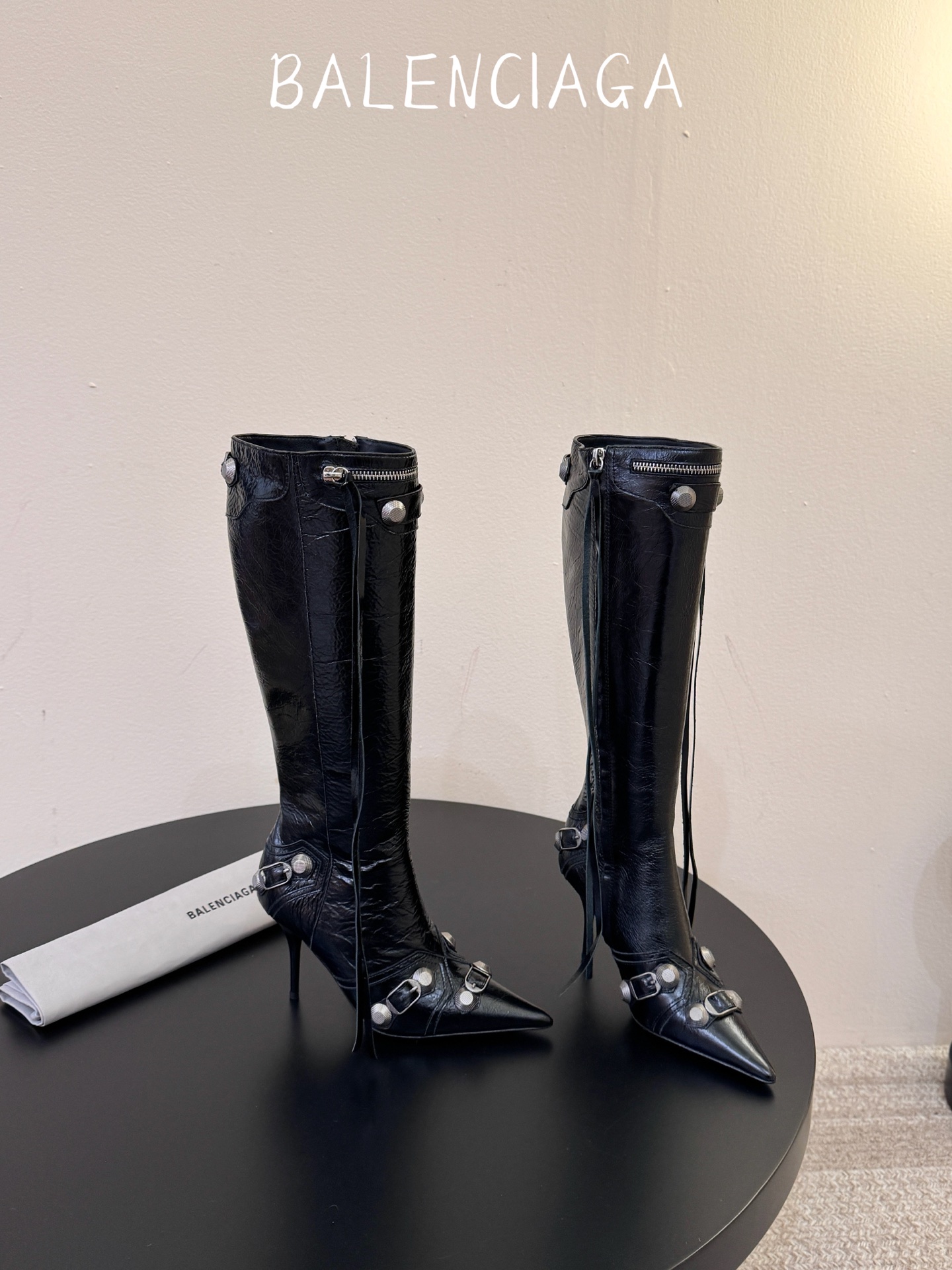 Balenciaga 尖头长靴 可谓是近期最爱了 皮质跟五金的适配度拉满 超修脚的小尖头版型 鞋面五金扣件进行装饰 硬 Balenciaga 尖头长靴 可谓是近期最爱了 皮质跟五金的适配度拉满 超修脚的小尖头版型 鞋面五金扣件进行装饰 硬
