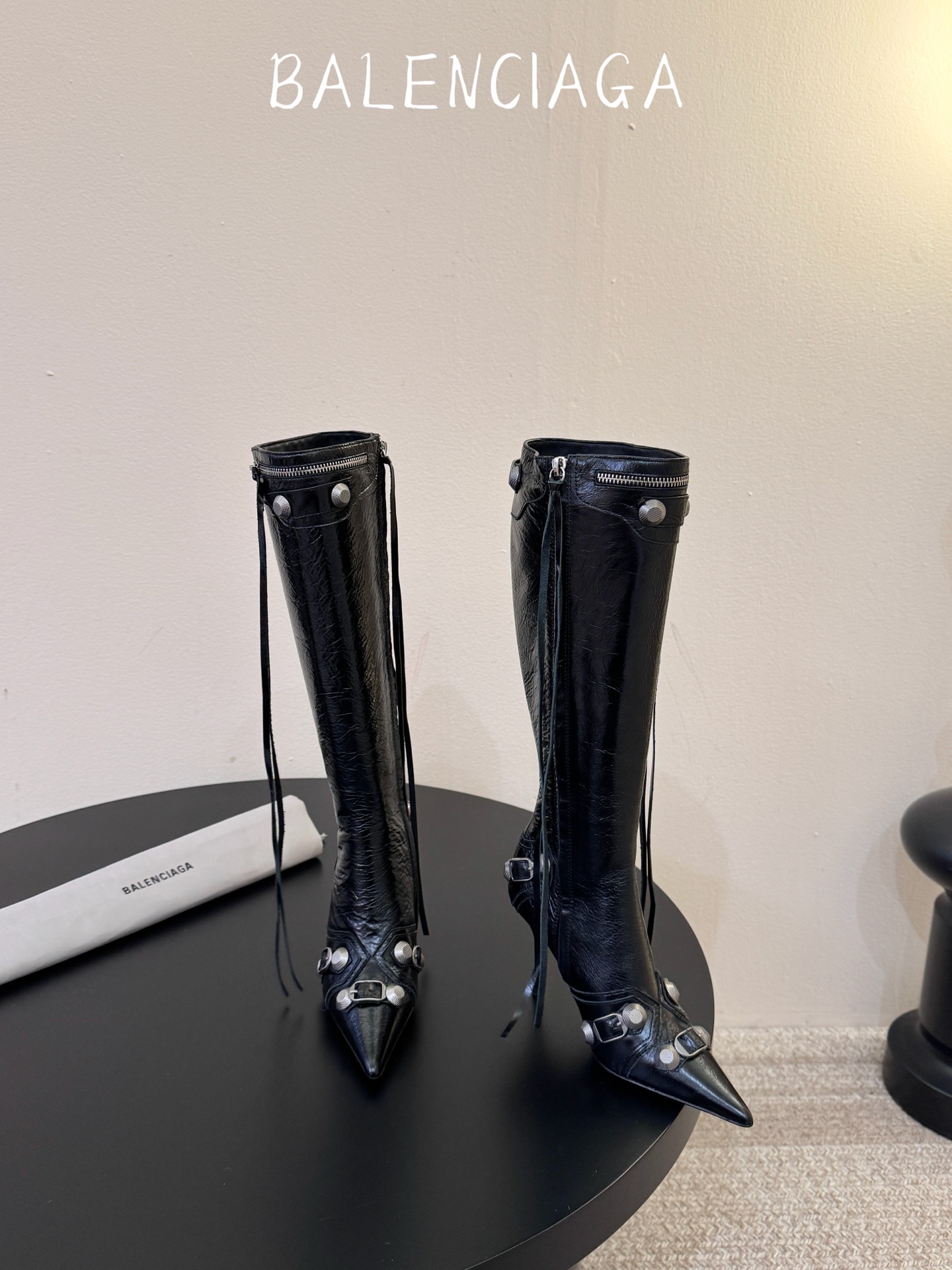 Balenciaga 尖头长靴 可谓是近期最爱了 皮质跟五金的适配度拉满 超修脚的小尖头版型 鞋面五金扣件进行装饰 硬 Balenciaga 尖头长靴 可谓是近期最爱了 皮质跟五金的适配度拉满 超修脚的小尖头版型 鞋面五金扣件进行装饰 硬