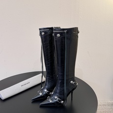 Balenciaga 尖头长靴 可谓是近期最爱了 皮质跟五金的适配度拉满 超修脚的小尖头版型 鞋面五金扣件进行装饰 硬 Balenciaga 尖头长靴 可谓是近期最爱了 皮质跟五金的适配度拉满 超修脚的小尖头版型 鞋面五金扣件进行装饰 硬