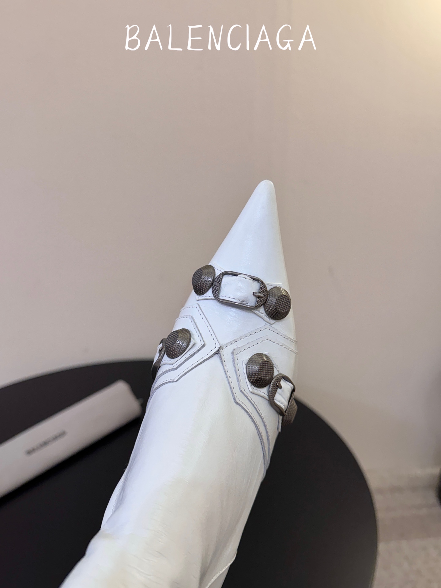 Balenciaga 尖头长靴 可谓是近期最爱了 皮质跟五金的适配度拉满 超修脚的小尖头版型 鞋面五金扣件进行装饰 硬 Balenciaga 尖头长靴 可谓是近期最爱了 皮质跟五金的适配度拉满 超修脚的小尖头版型 鞋面五金扣件进行装饰 硬