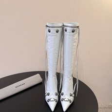 Balenciaga 尖头长靴 可谓是近期最爱了 皮质跟五金的适配度拉满 超修脚的小尖头版型 鞋面五金扣件进行装饰 硬 Balenciaga 尖头长靴 可谓是近期最爱了 皮质跟五金的适配度拉满 超修脚的小尖头版型 鞋面五金扣件进行装饰 硬