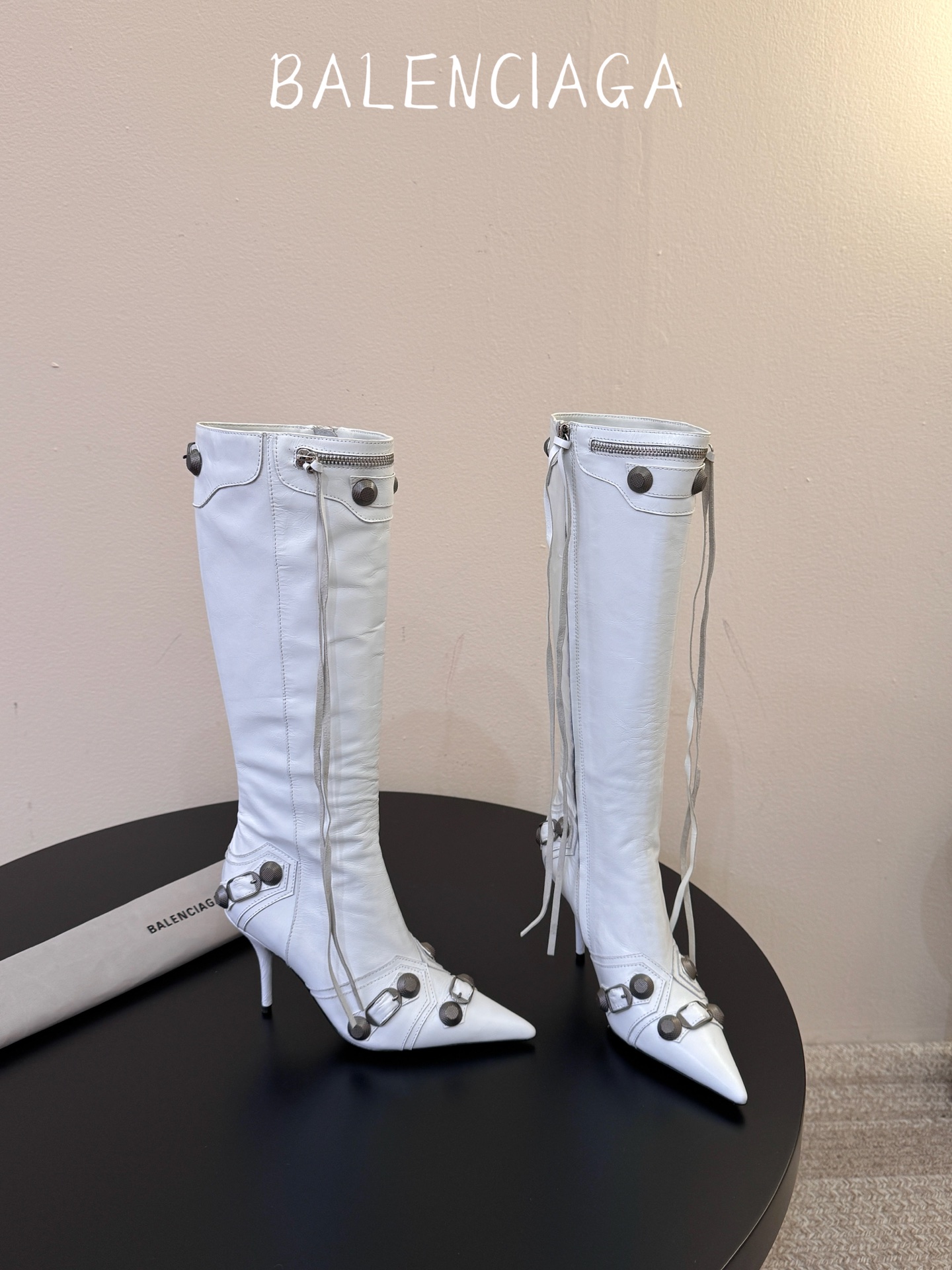 Balenciaga 尖头长靴 可谓是近期最爱了 皮质跟五金的适配度拉满 超修脚的小尖头版型 鞋面五金扣件进行装饰 硬 Balenciaga 尖头长靴 可谓是近期最爱了 皮质跟五金的适配度拉满 超修脚的小尖头版型 鞋面五金扣件进行装饰 硬