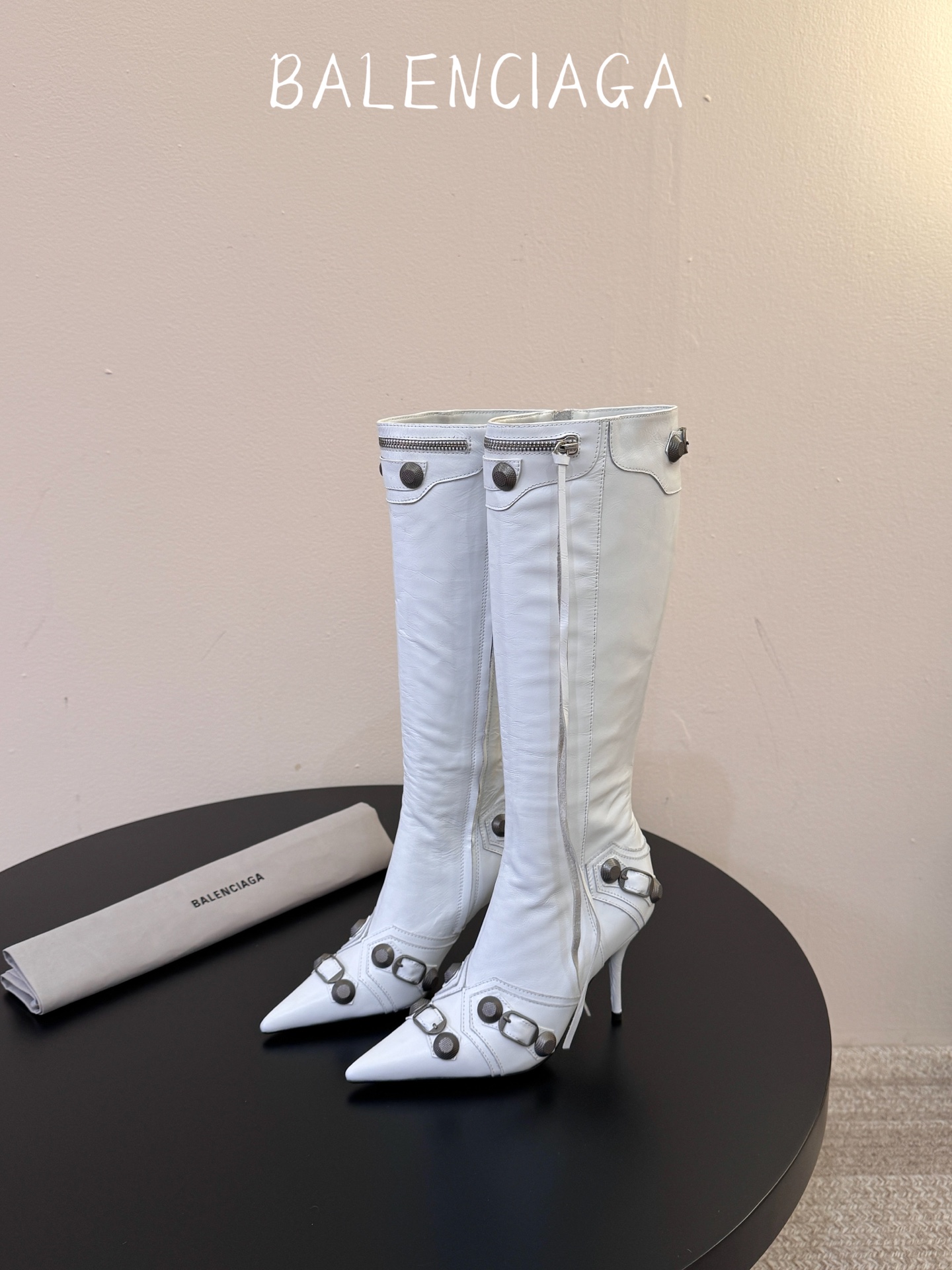 Balenciaga 尖头长靴 可谓是近期最爱了 皮质跟五金的适配度拉满 超修脚的小尖头版型 鞋面五金扣件进行装饰 硬 Balenciaga 尖头长靴 可谓是近期最爱了 皮质跟五金的适配度拉满 超修脚的小尖头版型 鞋面五金扣件进行装饰 硬