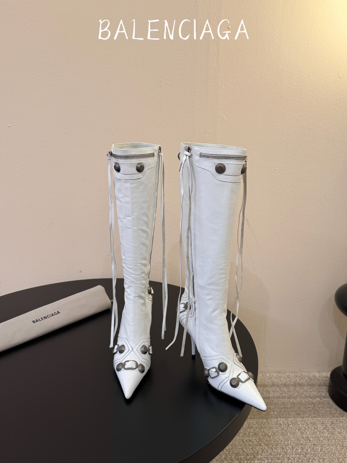 Balenciaga 尖头长靴 可谓是近期最爱了 皮质跟五金的适配度拉满 超修脚的小尖头版型 鞋面五金扣件进行装饰 硬 Balenciaga 尖头长靴 可谓是近期最爱了 皮质跟五金的适配度拉满 超修脚的小尖头版型 鞋面五金扣件进行装饰 硬