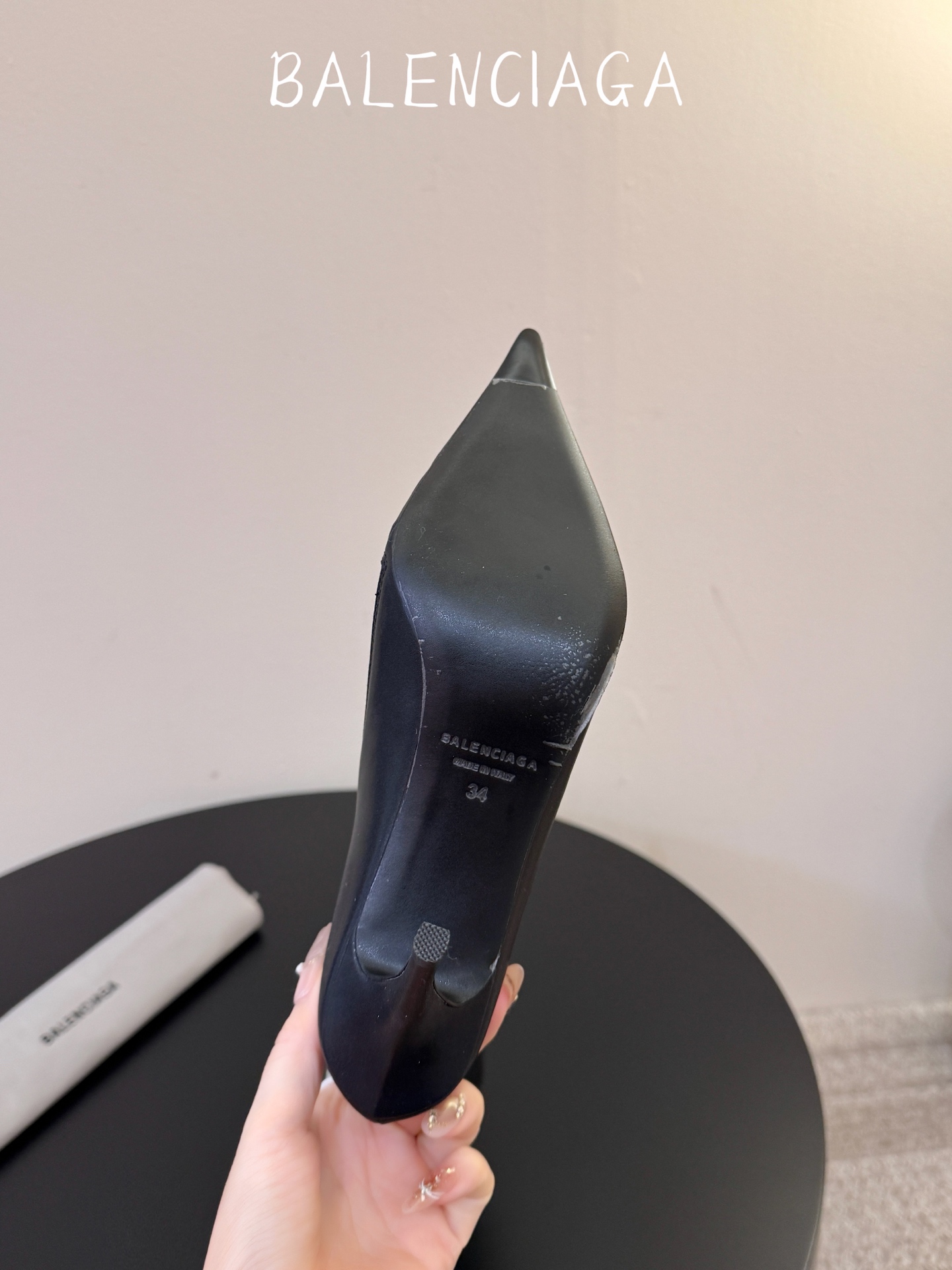 长靴 Balenciaga  尖头长靴 可谓是近期最爱了 皮质跟五金的适配度拉满 超修脚的小尖头版型 鞋面五金扣件进行装
