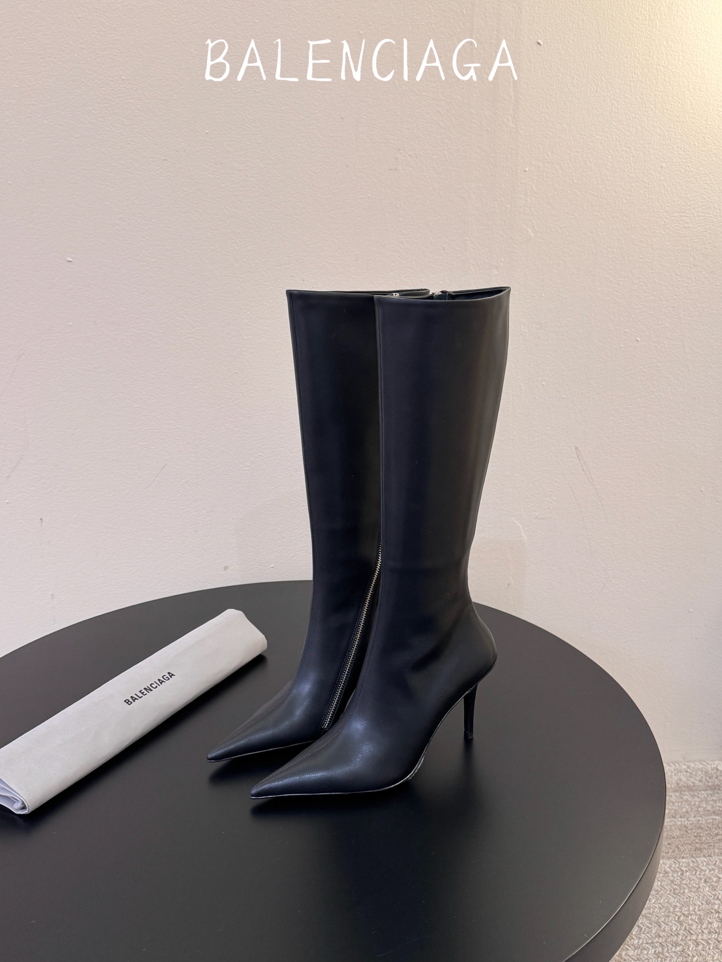 长靴 Balenciaga  尖头长靴 可谓是近期最爱了 皮质跟五金的适配度拉满 超修脚的小尖头版型 鞋面五金扣件进行装