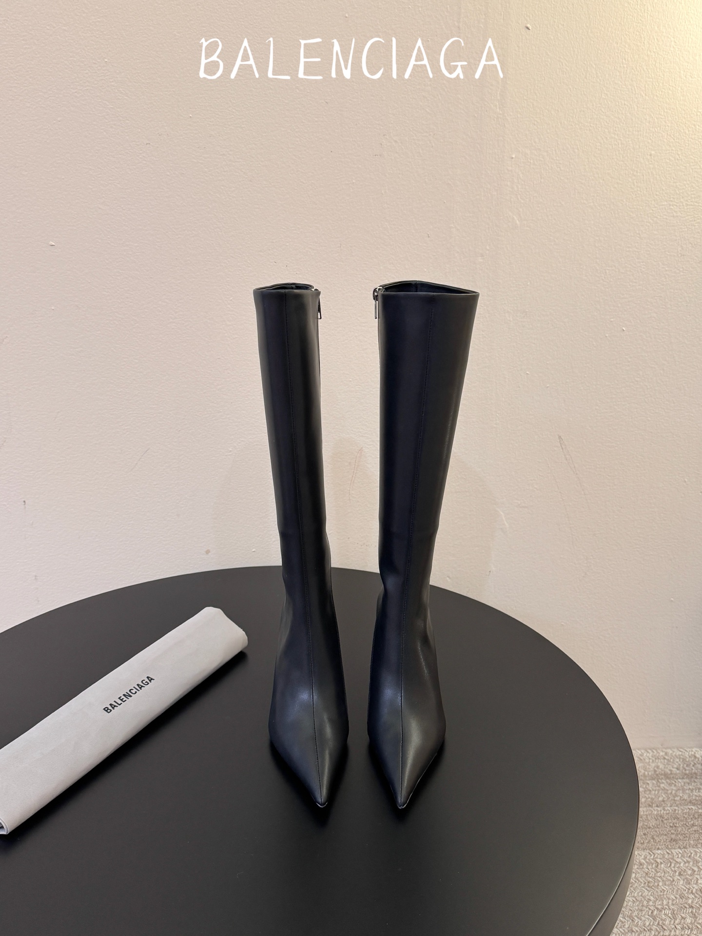 长靴 Balenciaga 尖头长靴 可谓是近期最爱了 皮质跟五金的适配度拉满 超修脚的小尖头版型 鞋面五金扣件进行装 长靴 Balenciaga 尖头长靴 可谓是近期最爱了 皮质跟五金的适配度拉满 超修脚的小尖头版型 鞋面五金扣件进行装