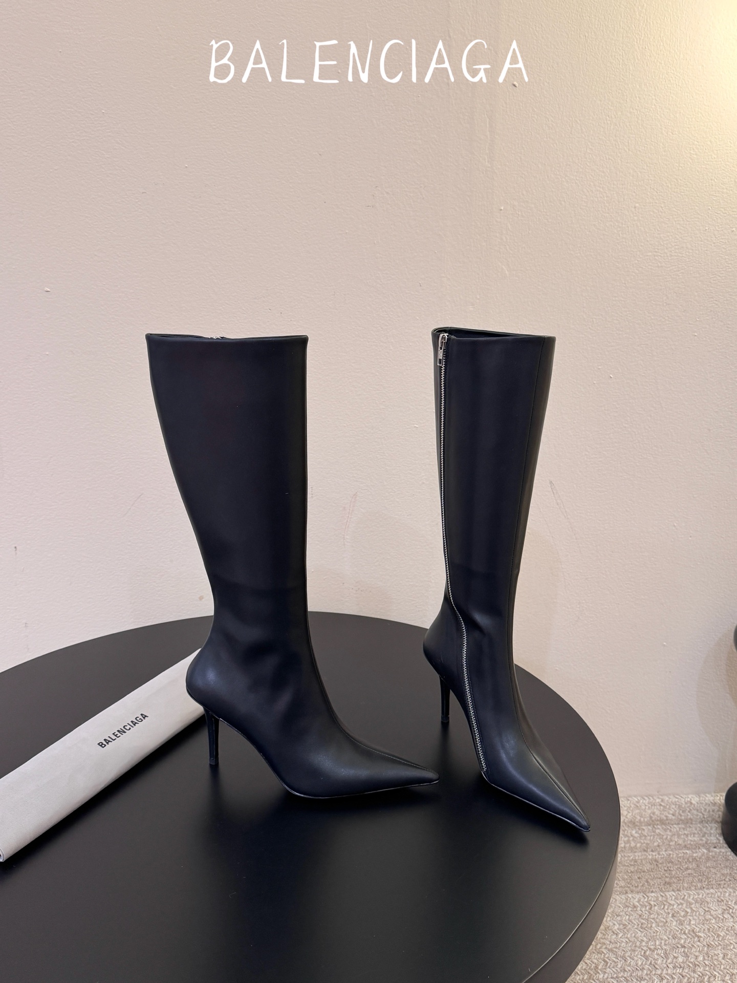 长靴 Balenciaga  尖头长靴 可谓是近期最爱了 皮质跟五金的适配度拉满 超修脚的小尖头版型 鞋面五金扣件进行装