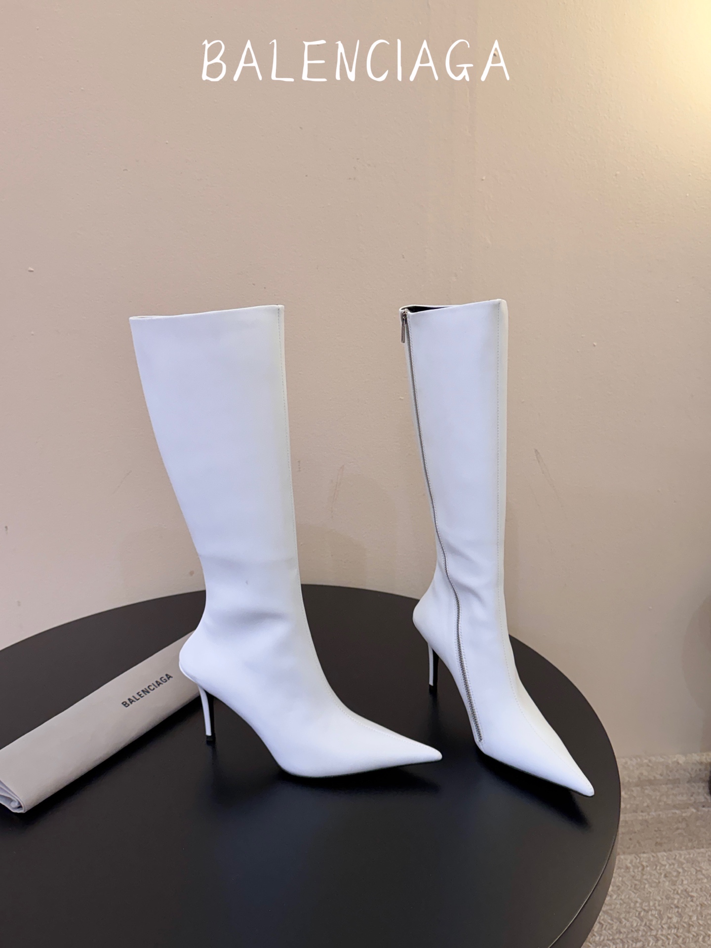 长靴 Balenciaga 尖头长靴 可谓是近期最爱了 皮质跟五金的适配度拉满 超修脚的小尖头版型 鞋面五金扣件进行装 长靴 Balenciaga 尖头长靴 可谓是近期最爱了 皮质跟五金的适配度拉满 超修脚的小尖头版型 鞋面五金扣件进行装