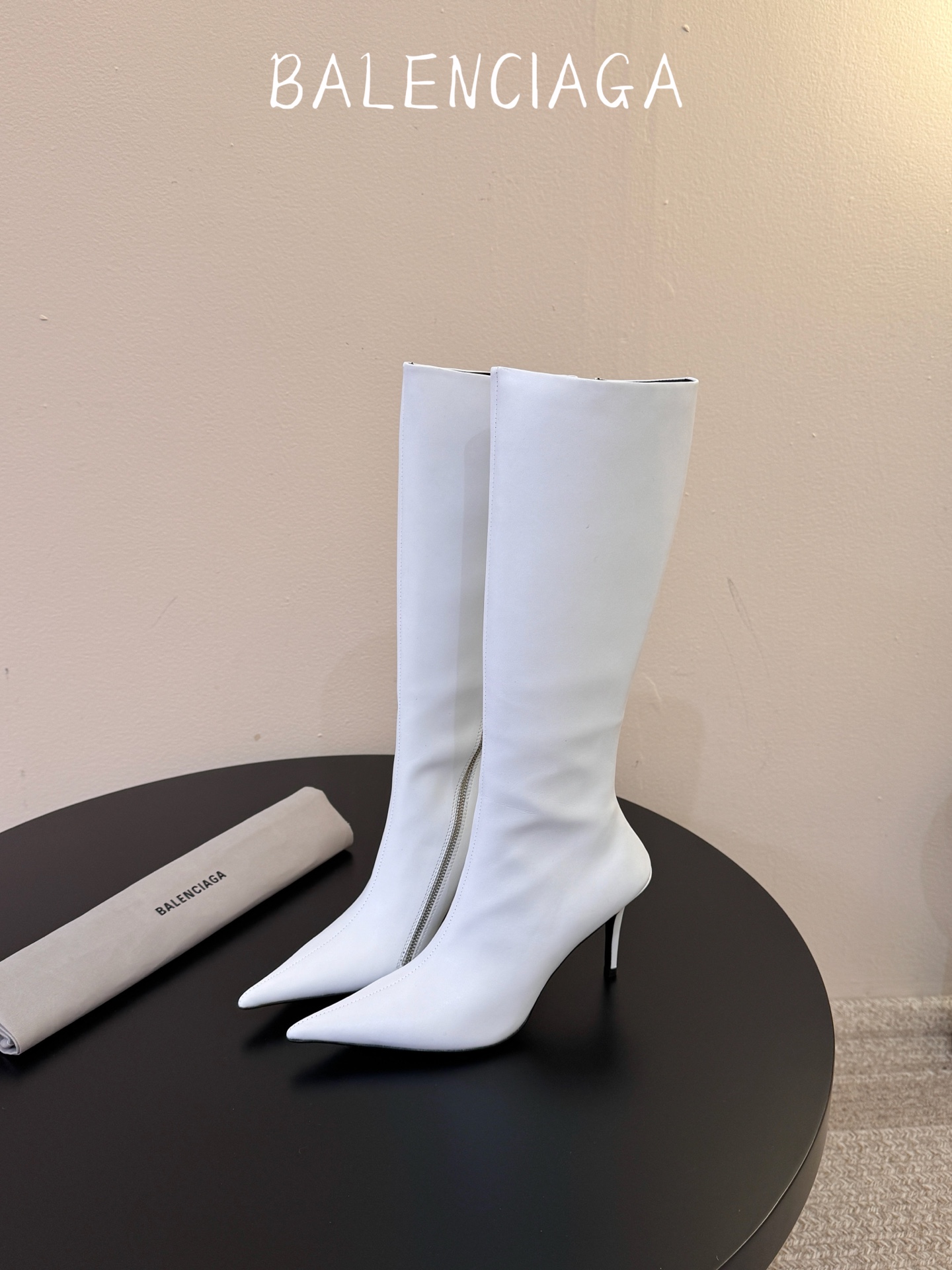 长靴 Balenciaga 尖头长靴 可谓是近期最爱了 皮质跟五金的适配度拉满 超修脚的小尖头版型 鞋面五金扣件进行装 长靴 Balenciaga 尖头长靴 可谓是近期最爱了 皮质跟五金的适配度拉满 超修脚的小尖头版型 鞋面五金扣件进行装