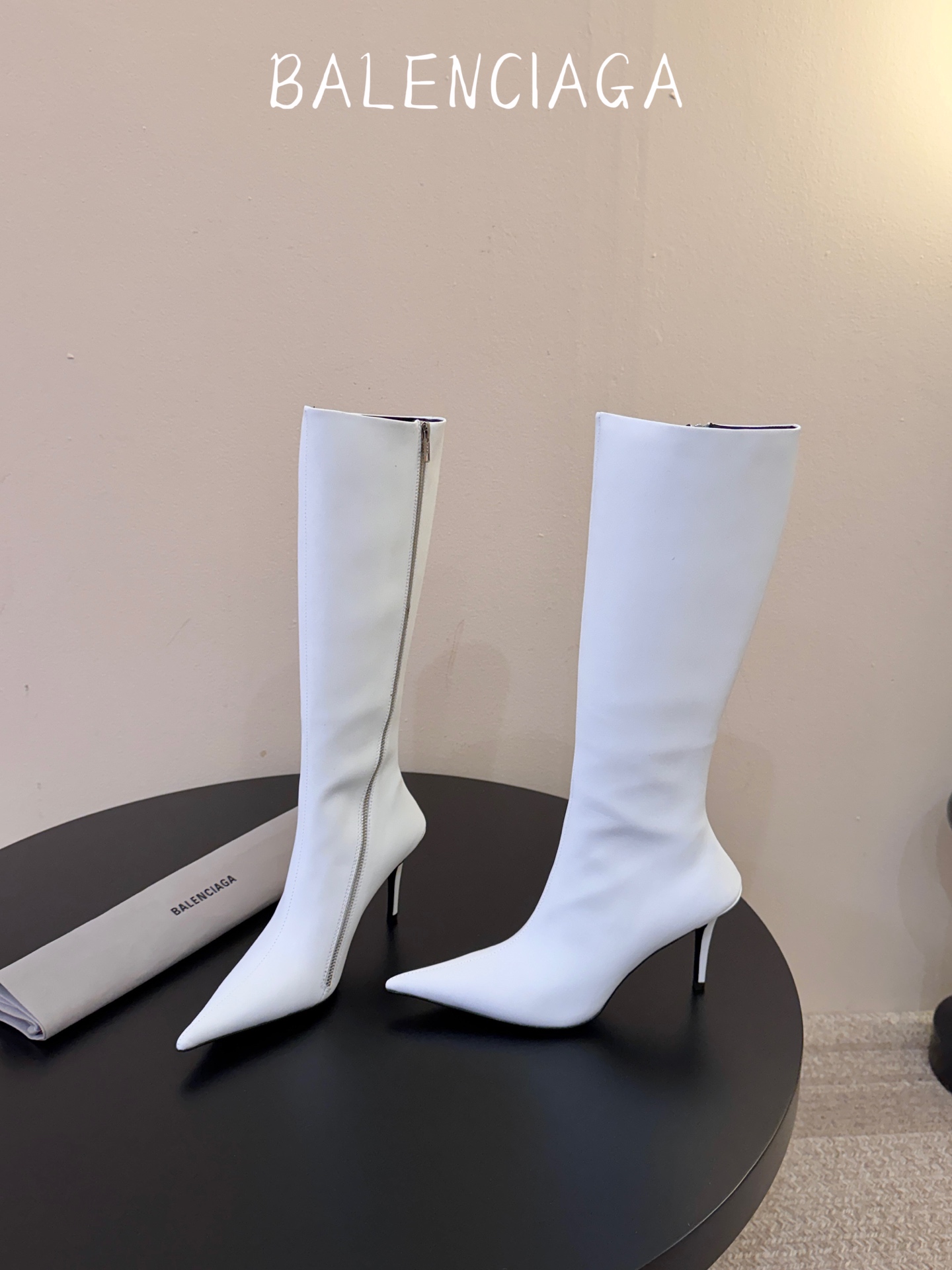 长靴 Balenciaga 尖头长靴 可谓是近期最爱了 皮质跟五金的适配度拉满 超修脚的小尖头版型 鞋面五金扣件进行装 长靴 Balenciaga 尖头长靴 可谓是近期最爱了 皮质跟五金的适配度拉满 超修脚的小尖头版型 鞋面五金扣件进行装