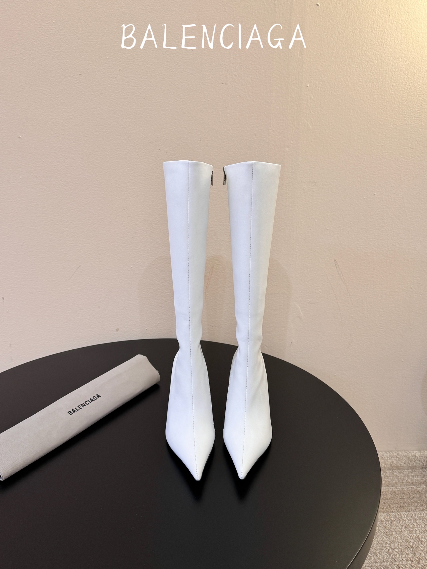 长靴 Balenciaga 尖头长靴 可谓是近期最爱了 皮质跟五金的适配度拉满 超修脚的小尖头版型 鞋面五金扣件进行装 长靴 Balenciaga 尖头长靴 可谓是近期最爱了 皮质跟五金的适配度拉满 超修脚的小尖头版型 鞋面五金扣件进行装
