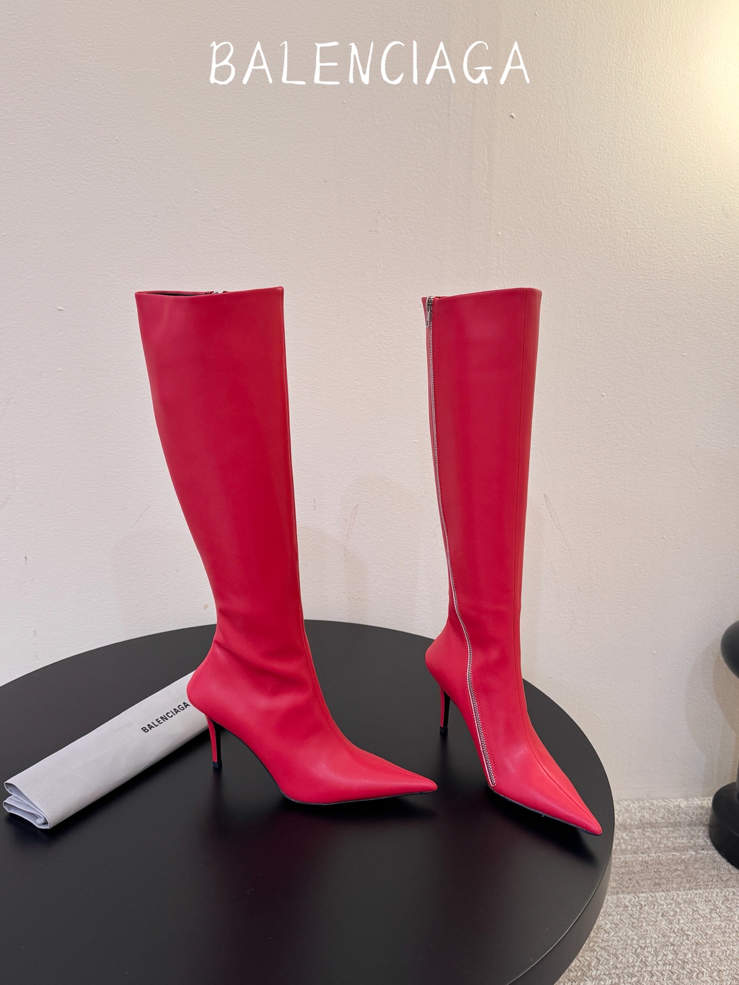 长靴 Balenciaga 尖头长靴 可谓是近期最爱了 皮质跟五金的适配度拉满 超修脚的小尖头版型 鞋面五金扣件进行装 长靴 Balenciaga 尖头长靴 可谓是近期最爱了 皮质跟五金的适配度拉满 超修脚的小尖头版型 鞋面五金扣件进行装