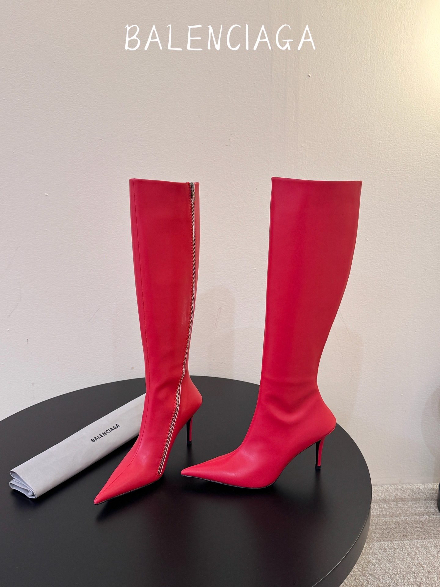 长靴 Balenciaga 尖头长靴 可谓是近期最爱了 皮质跟五金的适配度拉满 超修脚的小尖头版型 鞋面五金扣件进行装 长靴 Balenciaga 尖头长靴 可谓是近期最爱了 皮质跟五金的适配度拉满 超修脚的小尖头版型 鞋面五金扣件进行装