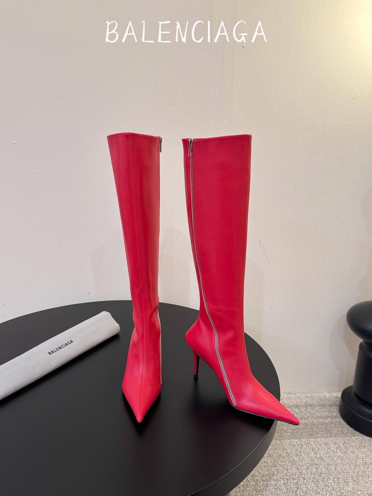 长靴 Balenciaga 尖头长靴 可谓是近期最爱了 皮质跟五金的适配度拉满 超修脚的小尖头版型 鞋面五金扣件进行装 长靴 Balenciaga 尖头长靴 可谓是近期最爱了 皮质跟五金的适配度拉满 超修脚的小尖头版型 鞋面五金扣件进行装
