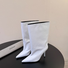 Balenciaga 尖头短靴 可谓是近期最爱了 皮质跟五金的适配度拉满 超修脚的小尖头版型 鞋面五金扣件进行装饰 硬 Balenciaga 尖头短靴 可谓是近期最爱了 皮质跟五金的适配度拉满 超修脚的小尖头版型 鞋面五金扣件进行装饰 硬
