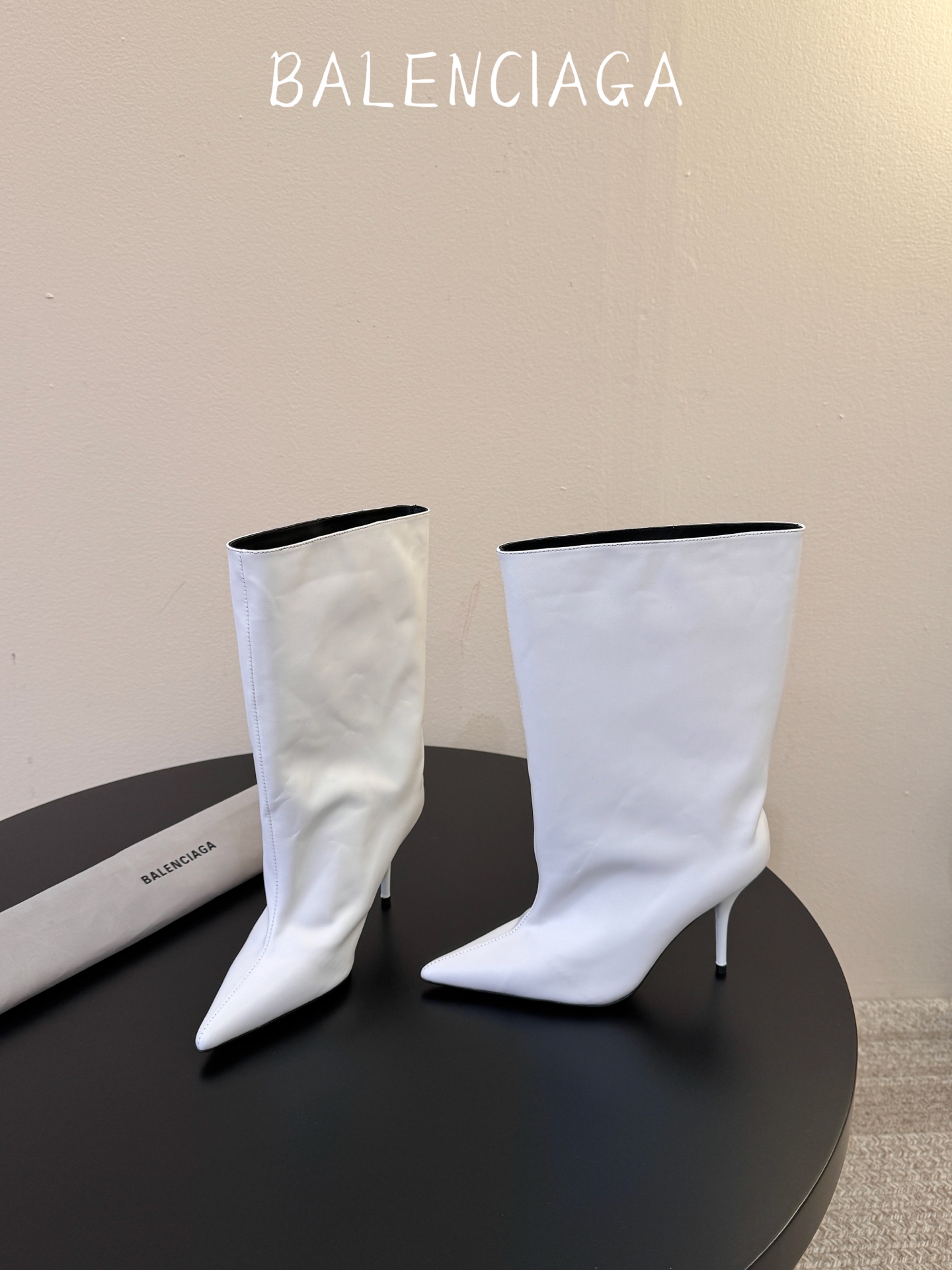Balenciaga 尖头短靴 可谓是近期最爱了 皮质跟五金的适配度拉满 超修脚的小尖头版型 鞋面五金扣件进行装饰 硬 Balenciaga 尖头短靴 可谓是近期最爱了 皮质跟五金的适配度拉满 超修脚的小尖头版型 鞋面五金扣件进行装饰 硬