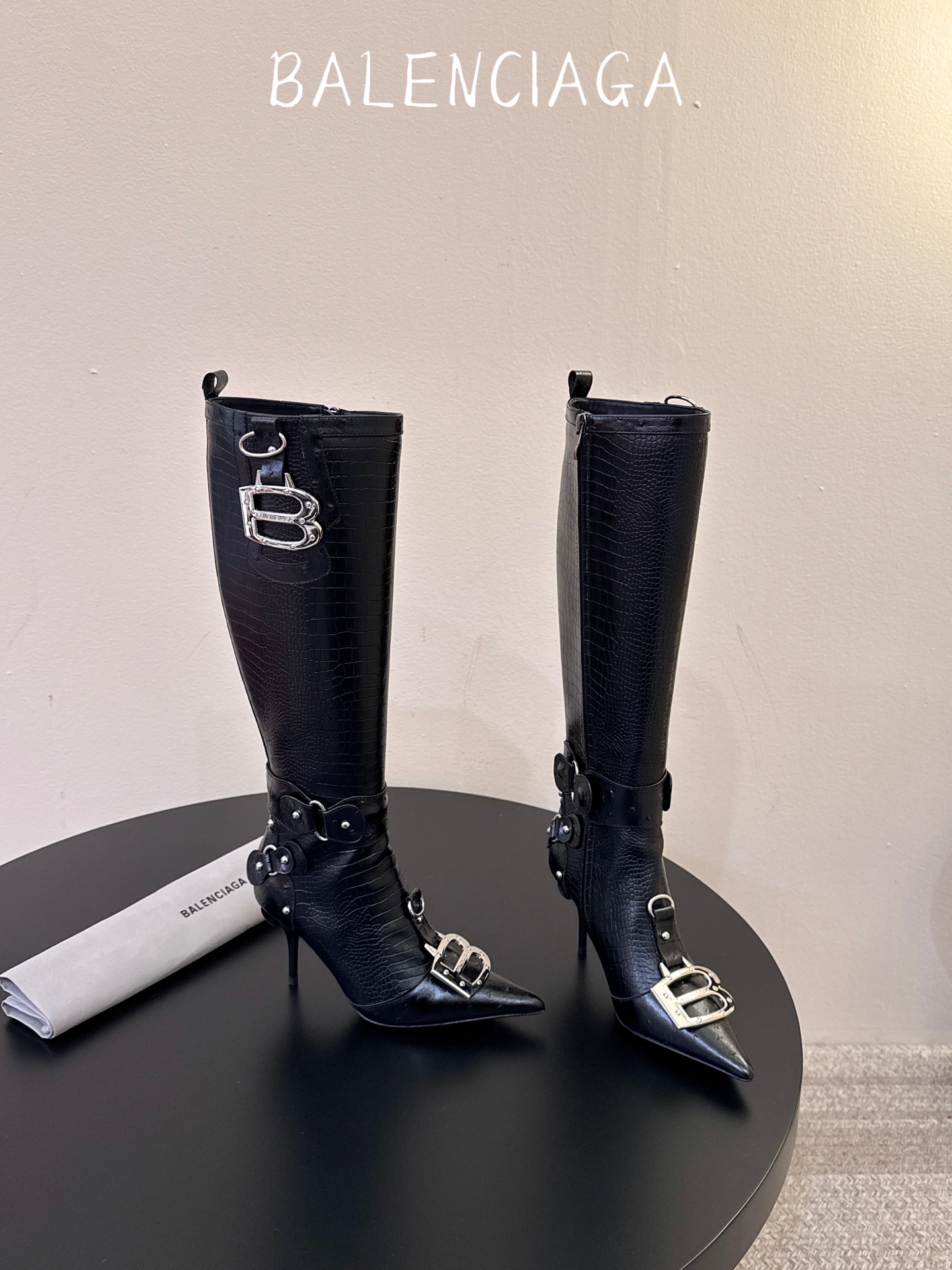 Balenciaga 尖头长靴 可谓是近期最爱了 皮质跟五金的适配度拉满 超修脚的小尖头版型 鞋面五金扣件进行装饰 硬 Balenciaga 尖头长靴 可谓是近期最爱了 皮质跟五金的适配度拉满 超修脚的小尖头版型 鞋面五金扣件进行装饰 硬