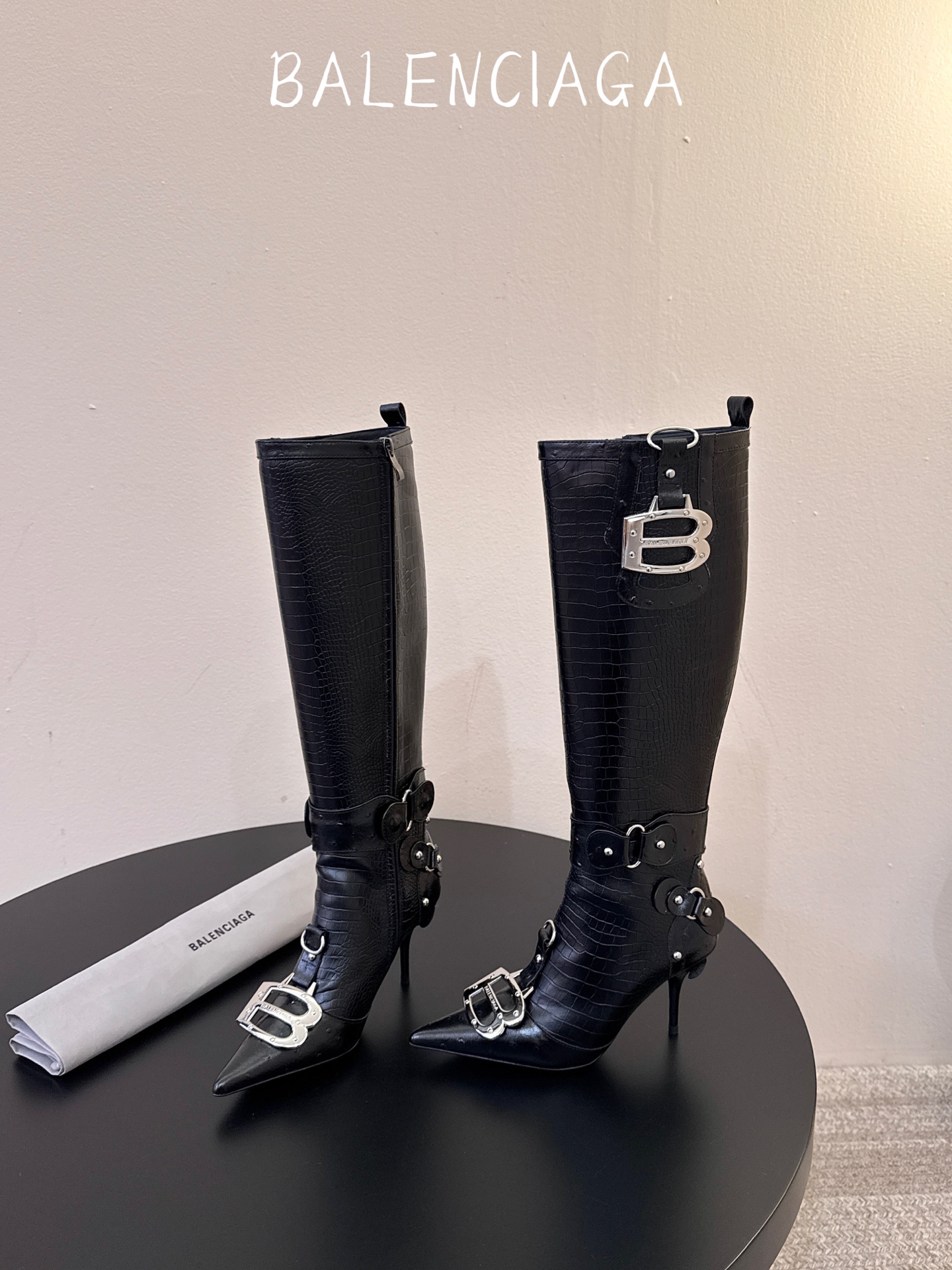 Balenciaga 尖头长靴 可谓是近期最爱了 皮质跟五金的适配度拉满 超修脚的小尖头版型 鞋面五金扣件进行装饰 硬 Balenciaga 尖头长靴 可谓是近期最爱了 皮质跟五金的适配度拉满 超修脚的小尖头版型 鞋面五金扣件进行装饰 硬