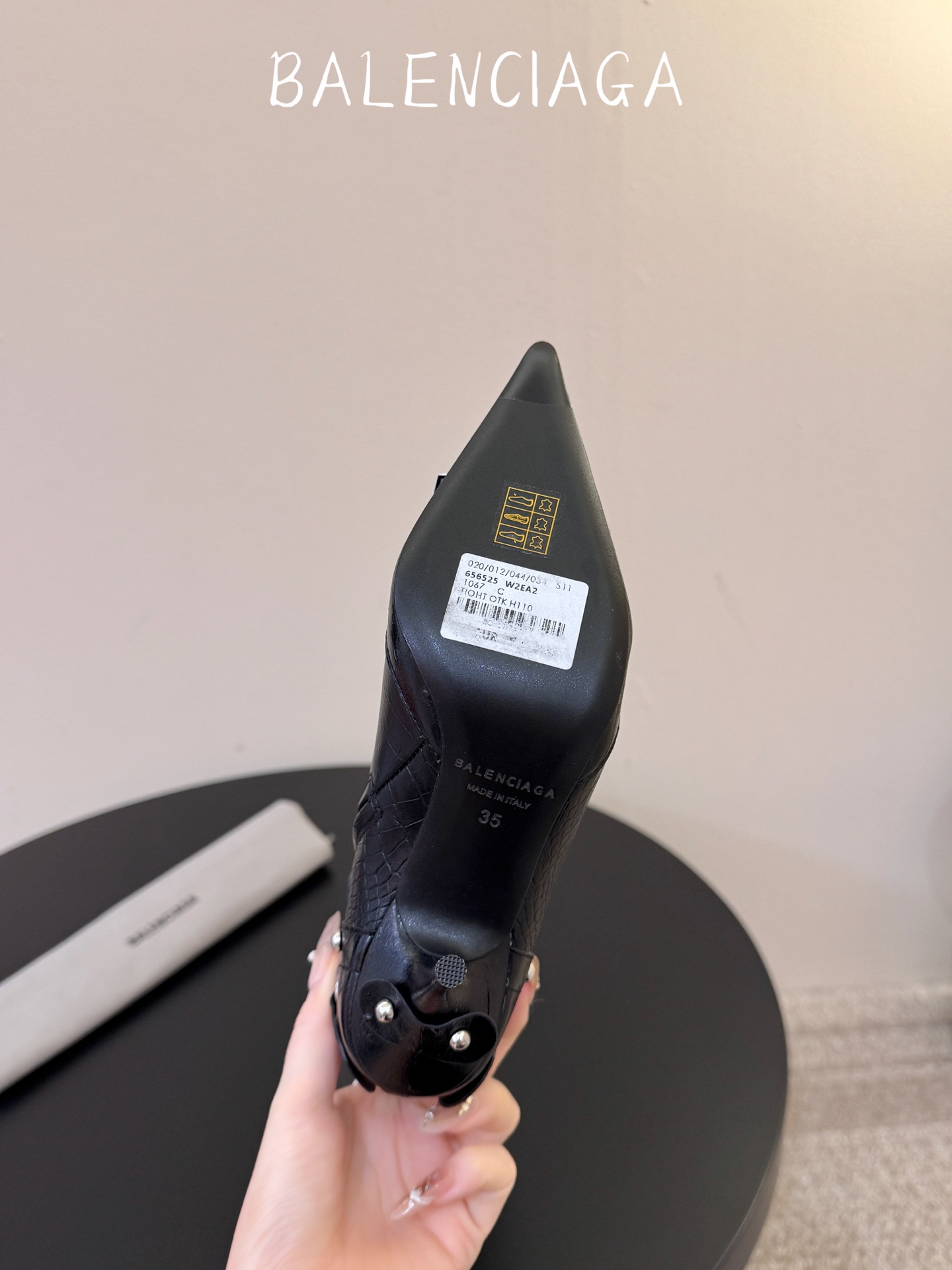 Balenciaga 尖头长靴 可谓是近期最爱了 皮质跟五金的适配度拉满 超修脚的小尖头版型 鞋面五金扣件进行装饰 硬 Balenciaga 尖头长靴 可谓是近期最爱了 皮质跟五金的适配度拉满 超修脚的小尖头版型 鞋面五金扣件进行装饰 硬