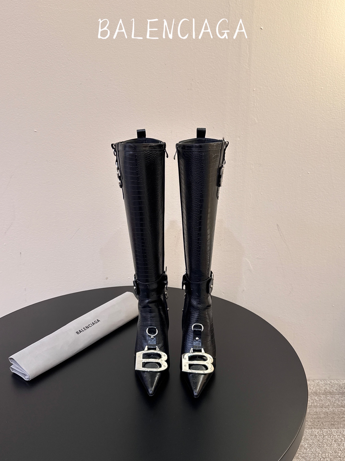 Balenciaga 尖头长靴 可谓是近期最爱了 皮质跟五金的适配度拉满 超修脚的小尖头版型 鞋面五金扣件进行装饰 硬 Balenciaga 尖头长靴 可谓是近期最爱了 皮质跟五金的适配度拉满 超修脚的小尖头版型 鞋面五金扣件进行装饰 硬