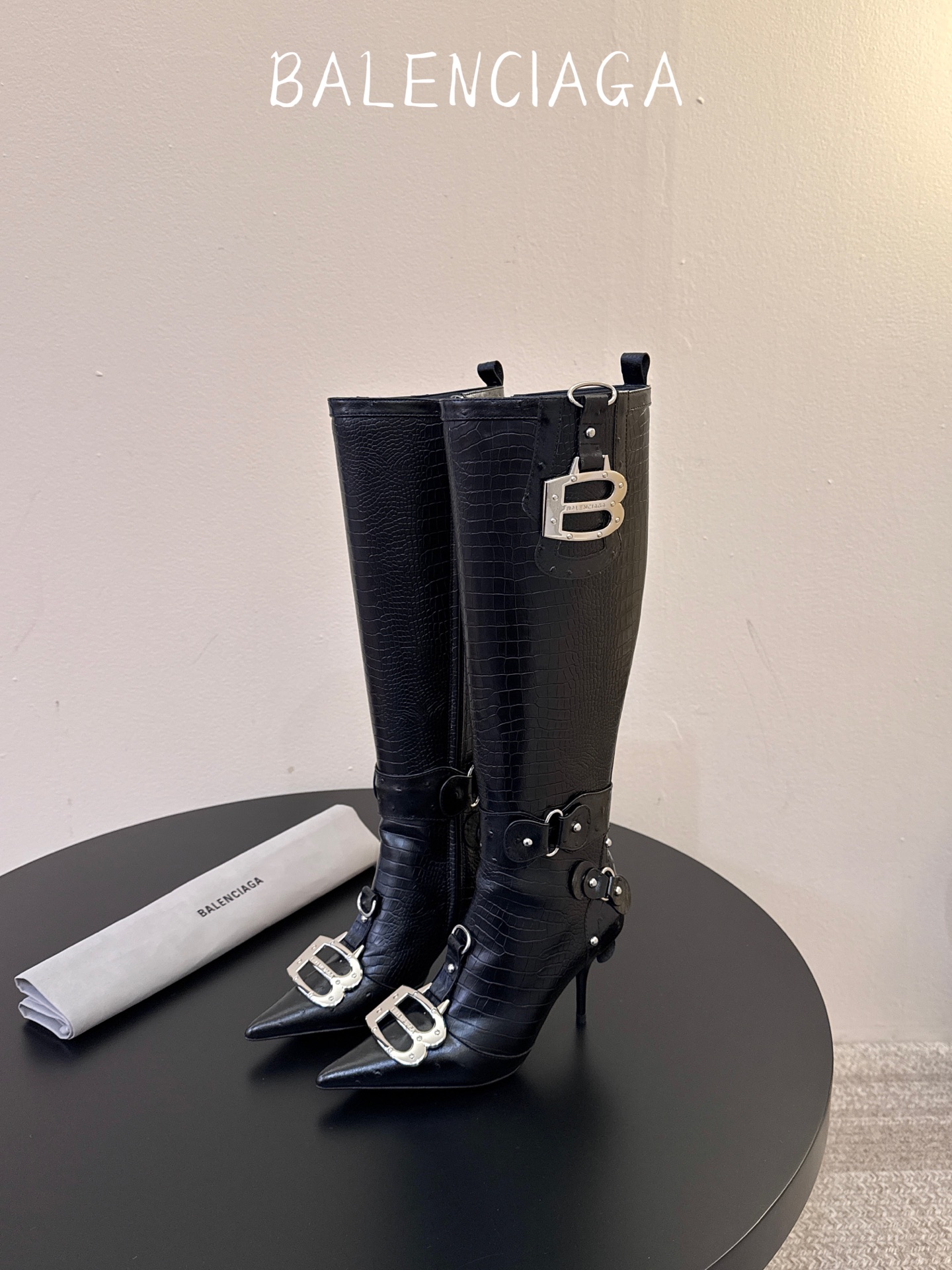Balenciaga 尖头长靴 可谓是近期最爱了 皮质跟五金的适配度拉满 超修脚的小尖头版型 鞋面五金扣件进行装饰 硬 Balenciaga 尖头长靴 可谓是近期最爱了 皮质跟五金的适配度拉满 超修脚的小尖头版型 鞋面五金扣件进行装饰 硬