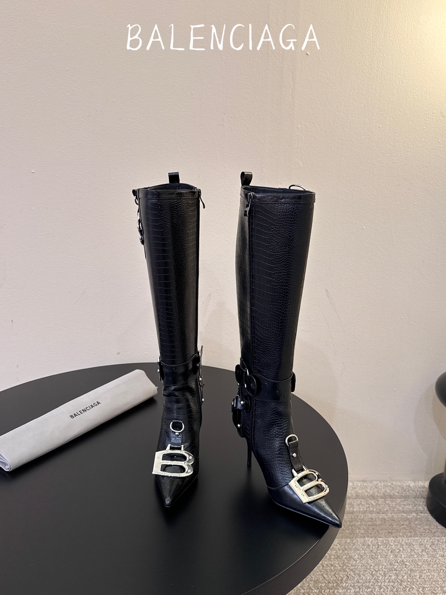 Balenciaga 尖头长靴 可谓是近期最爱了 皮质跟五金的适配度拉满 超修脚的小尖头版型 鞋面五金扣件进行装饰 硬 Balenciaga 尖头长靴 可谓是近期最爱了 皮质跟五金的适配度拉满 超修脚的小尖头版型 鞋面五金扣件进行装饰 硬