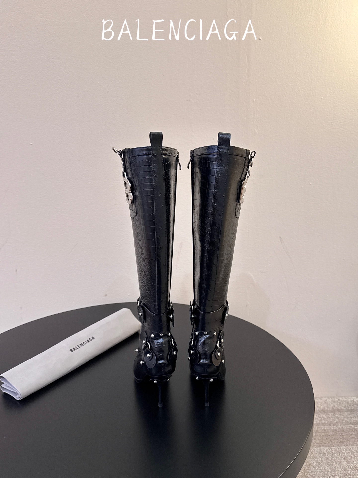 Balenciaga 尖头长靴 可谓是近期最爱了 皮质跟五金的适配度拉满 超修脚的小尖头版型 鞋面五金扣件进行装饰 硬 Balenciaga 尖头长靴 可谓是近期最爱了 皮质跟五金的适配度拉满 超修脚的小尖头版型 鞋面五金扣件进行装饰 硬