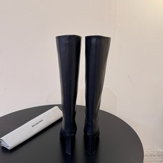 Balenciaga 尖头长靴 可谓是近期最爱了 皮质跟五金的适配度拉满 超修脚的小尖头版型 鞋面五金扣件进行装饰 硬 Balenciaga 尖头长靴 可谓是近期最爱了 皮质跟五金的适配度拉满 超修脚的小尖头版型 鞋面五金扣件进行装饰 硬