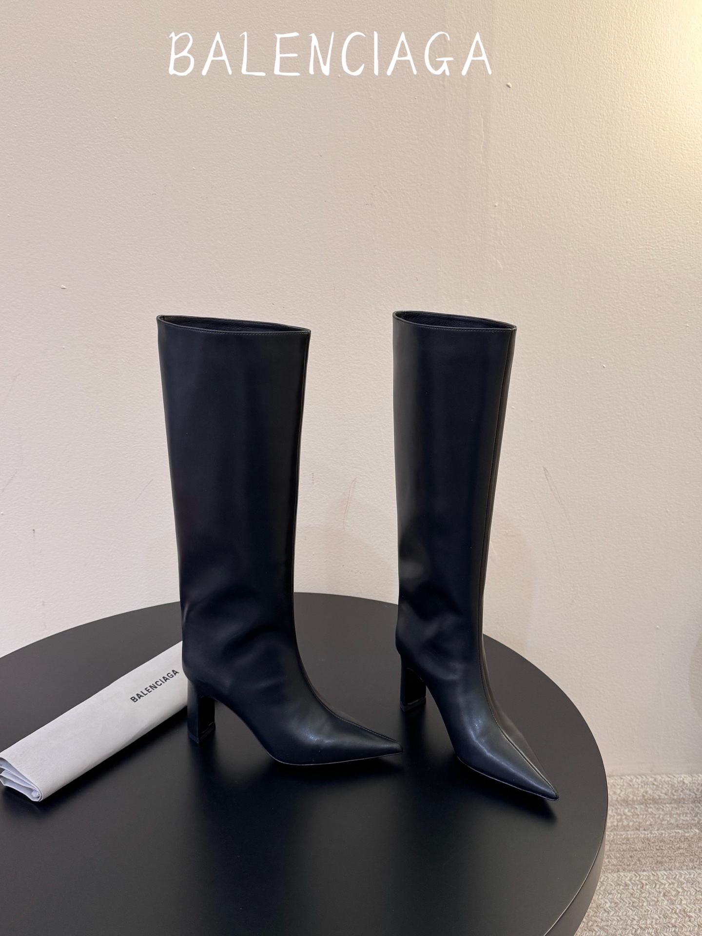 Balenciaga 尖头长靴 可谓是近期最爱了 皮质跟五金的适配度拉满 超修脚的小尖头版型 鞋面五金扣件进行装饰 硬 Balenciaga 尖头长靴 可谓是近期最爱了 皮质跟五金的适配度拉满 超修脚的小尖头版型 鞋面五金扣件进行装饰 硬